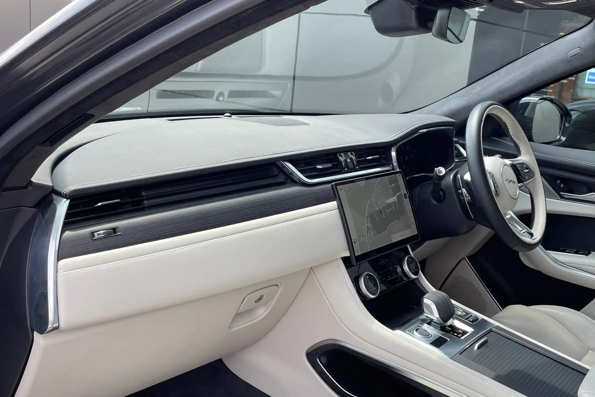 Jaguar F-PACE thumbnail image number 45