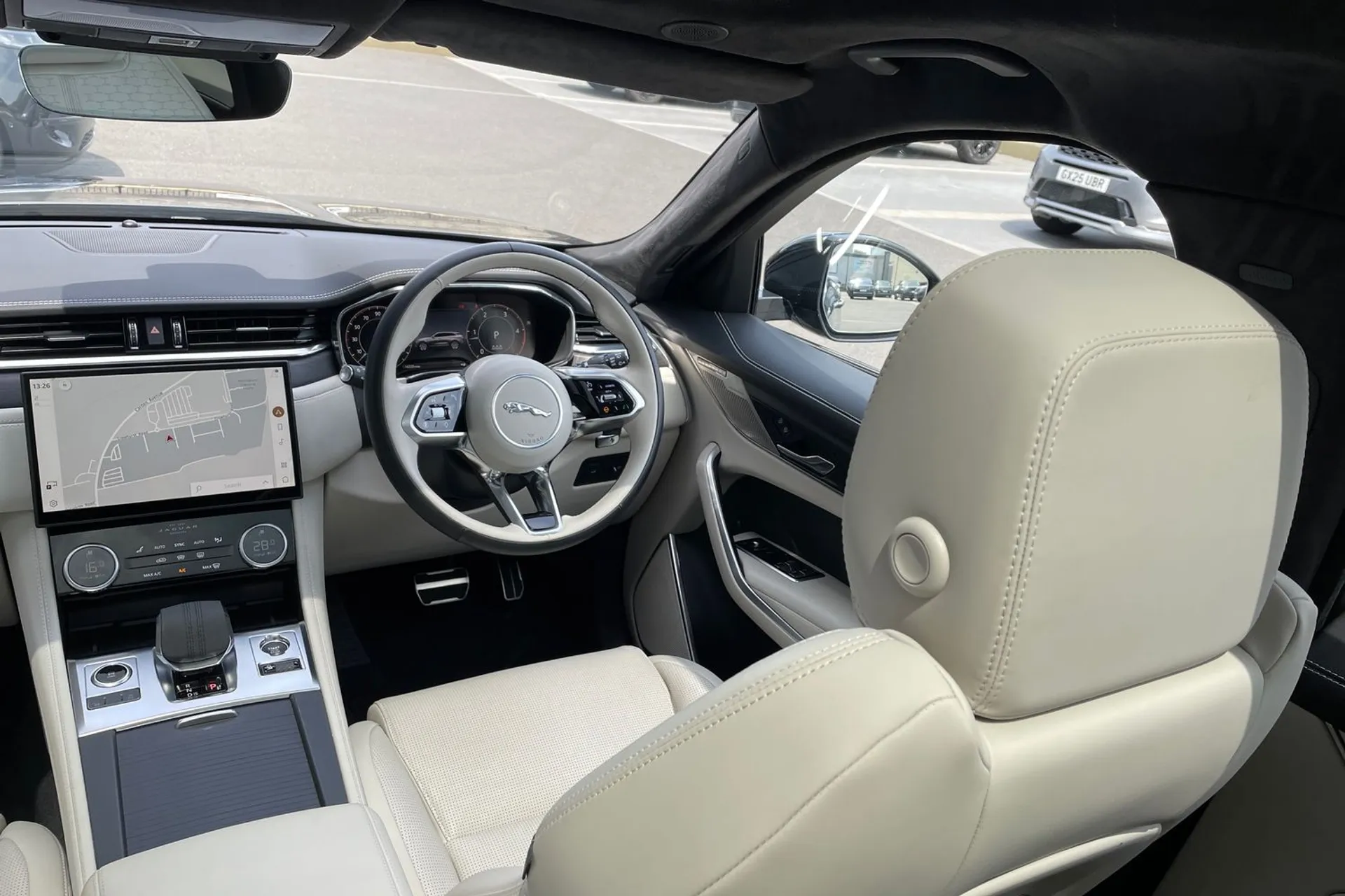 Jaguar F-PACE thumbnail image number 50