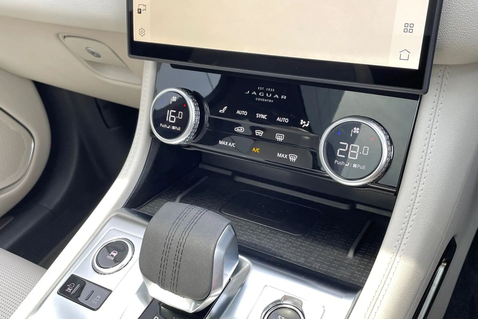 Jaguar F-PACE thumbnail image number 56