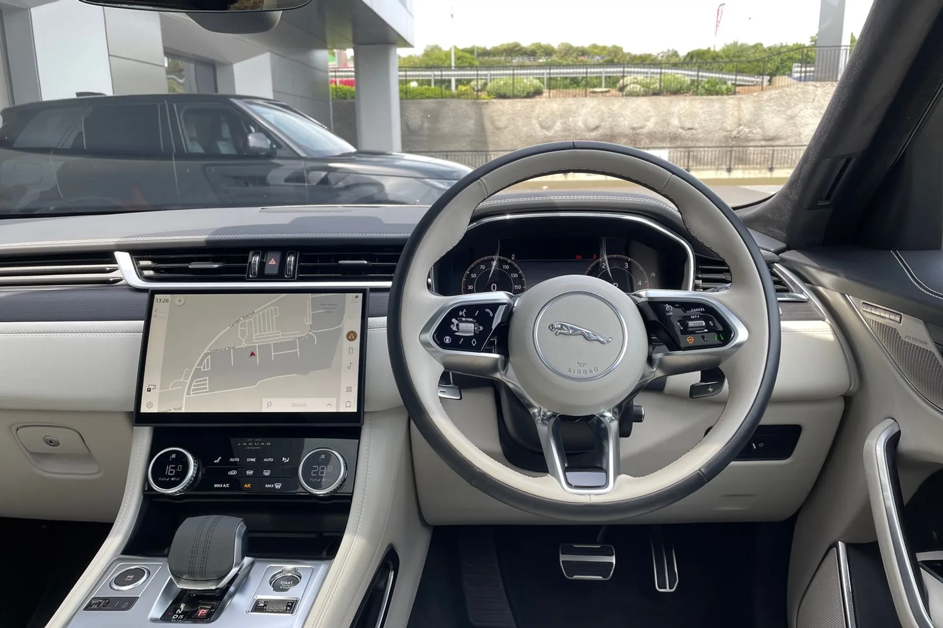 Jaguar F-PACE thumbnail image number 51