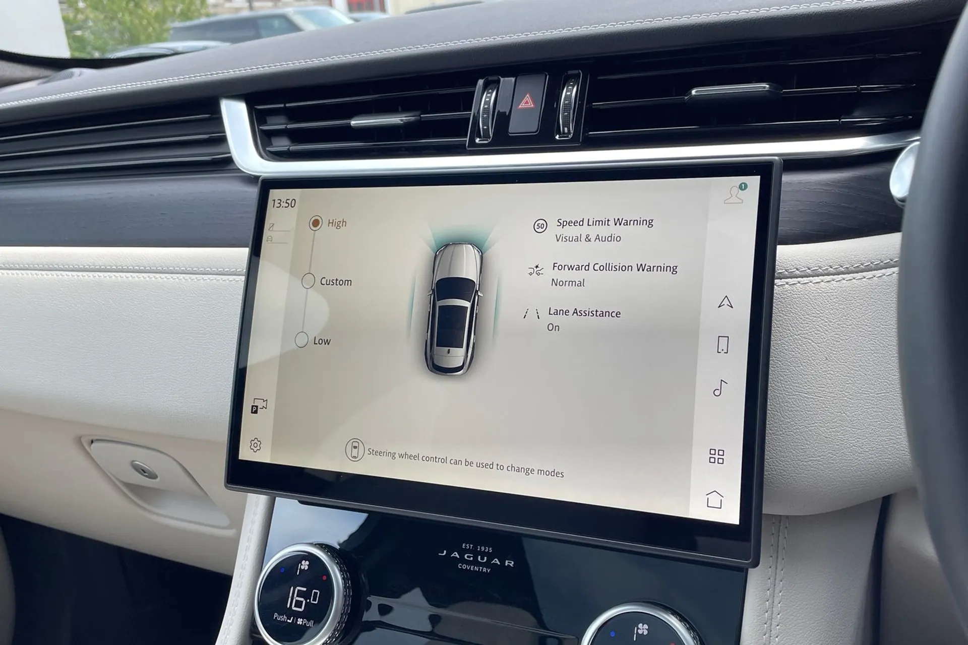 Jaguar F-PACE thumbnail image number 17