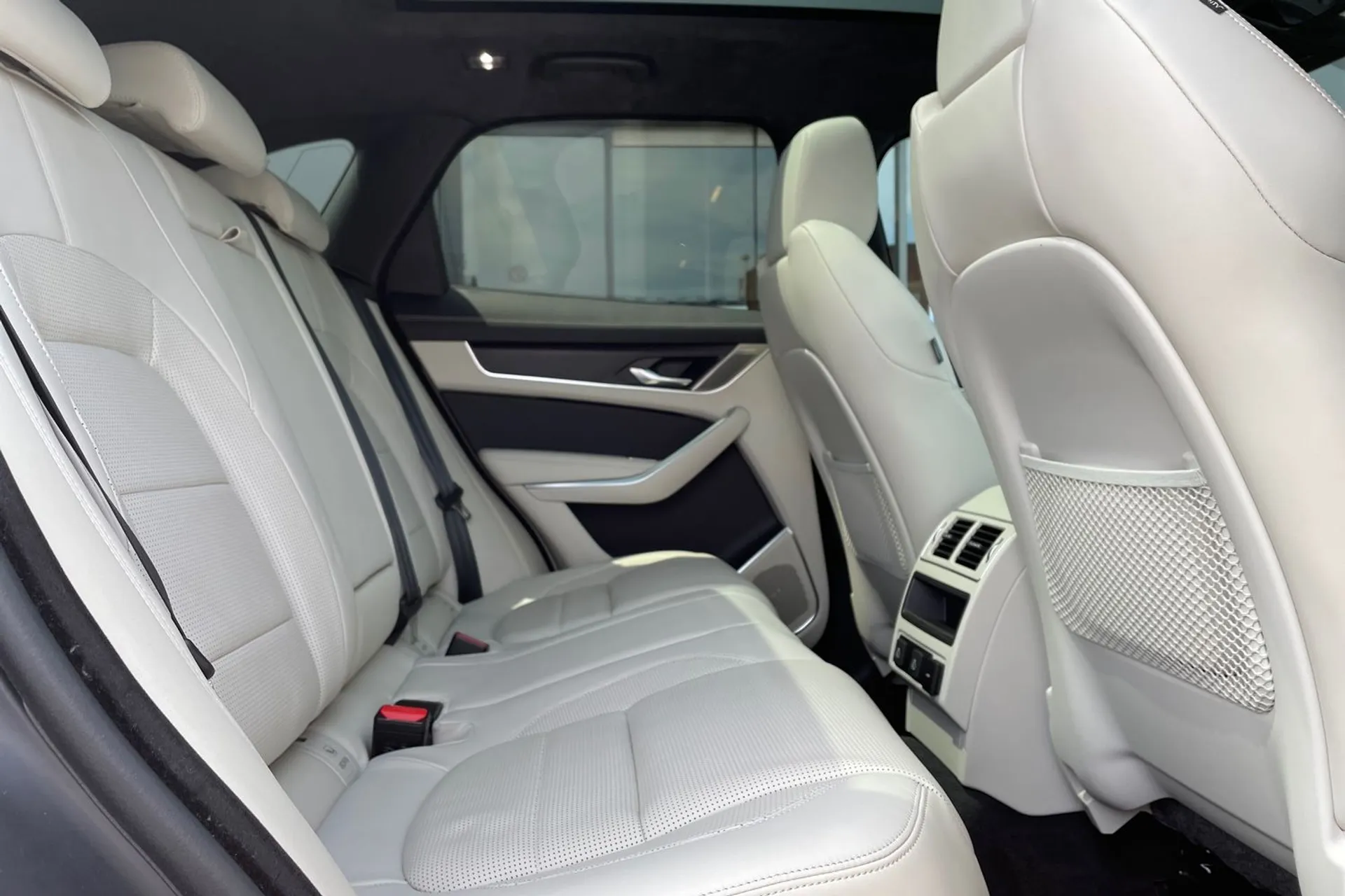 Jaguar F-PACE thumbnail image number 40