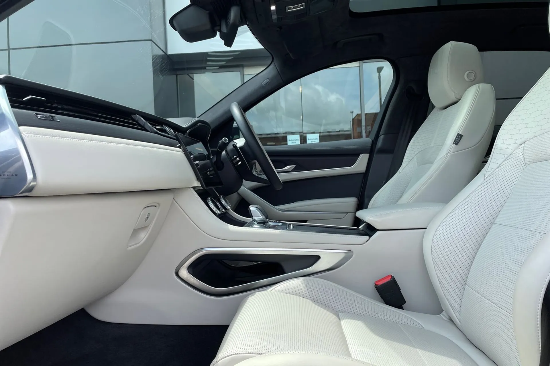 Jaguar F-PACE thumbnail image number 46