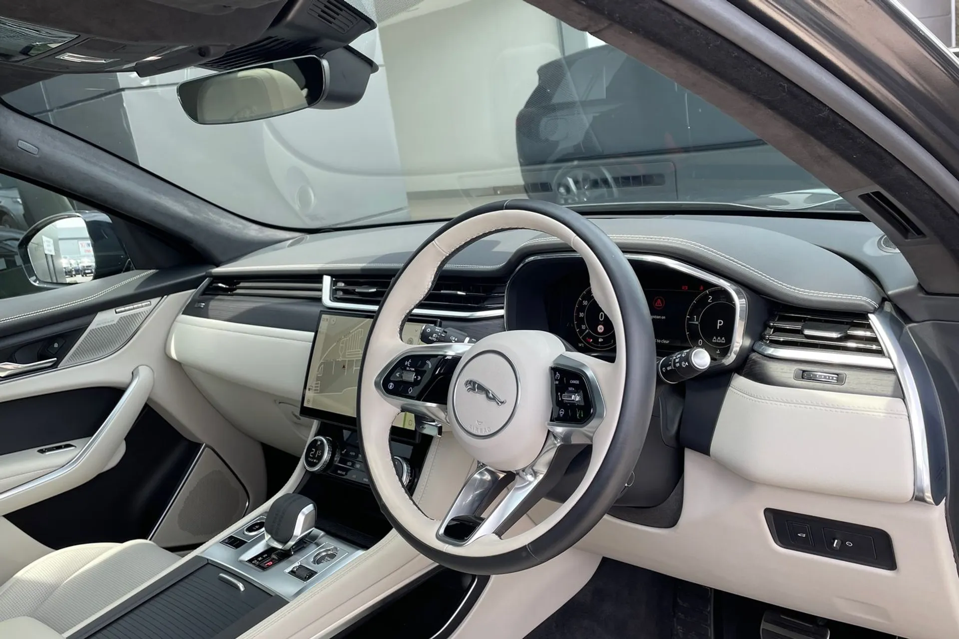 Jaguar F-PACE thumbnail image number 16