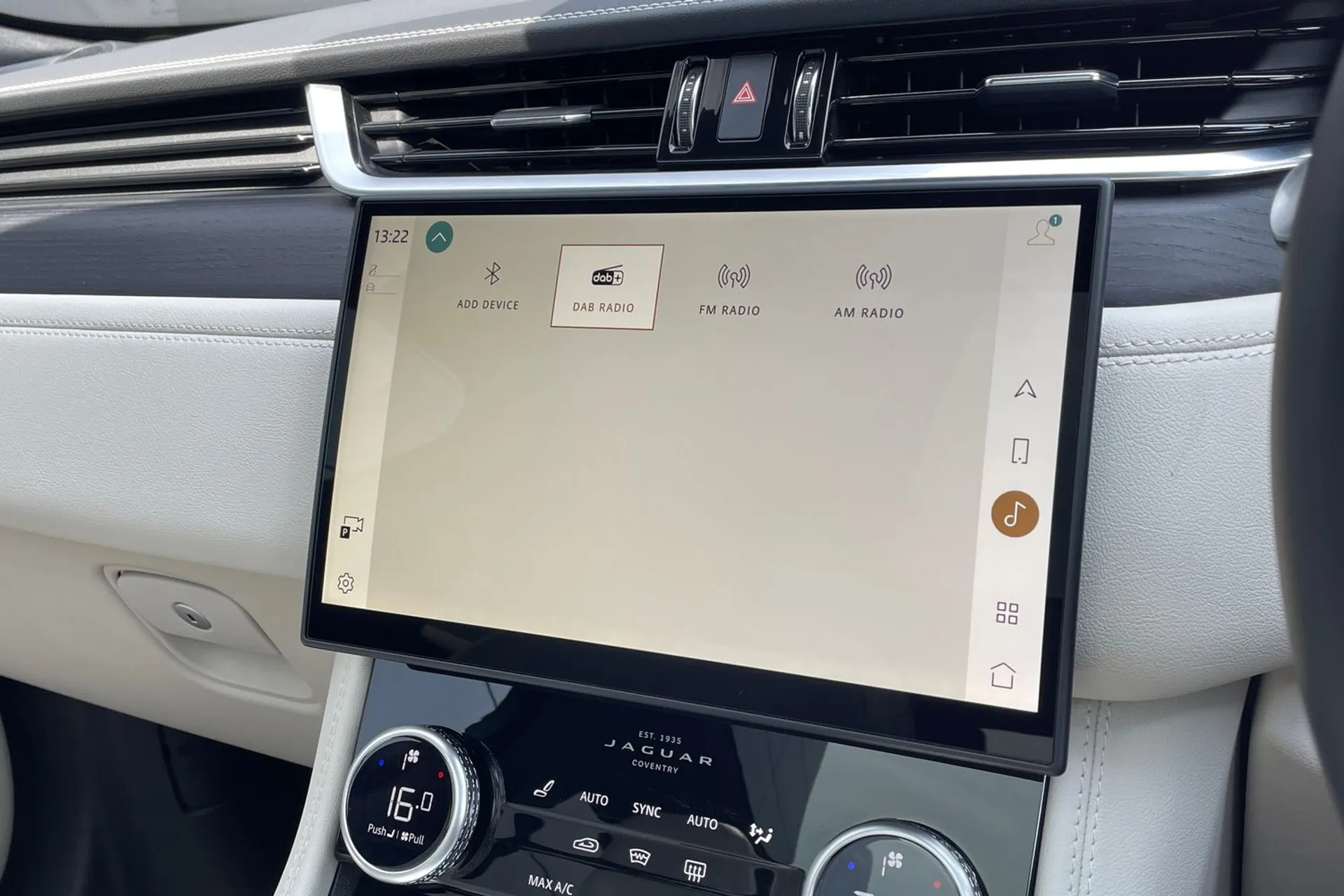 Jaguar F-PACE thumbnail image number 23