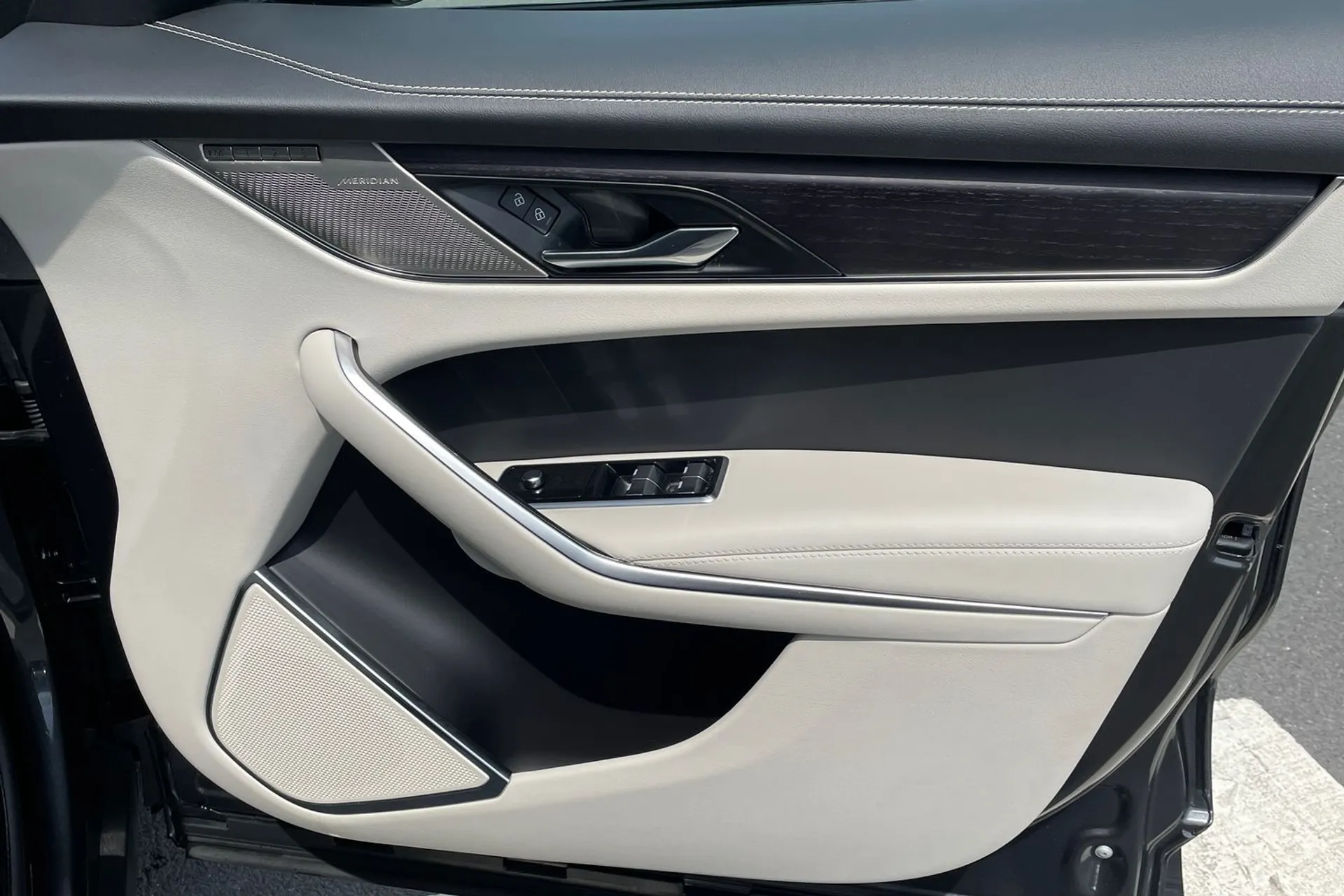 Jaguar F-PACE thumbnail image number 21