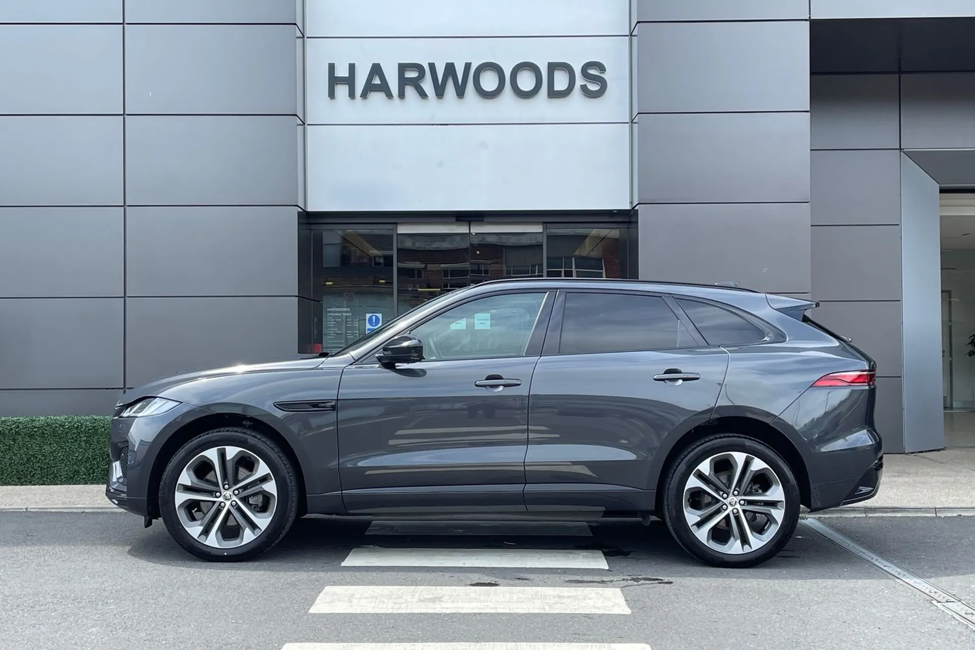 Jaguar F-PACE thumbnail image number 11