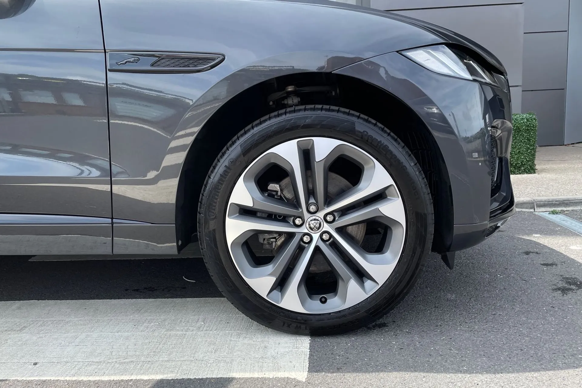 Jaguar F-PACE thumbnail image number 24