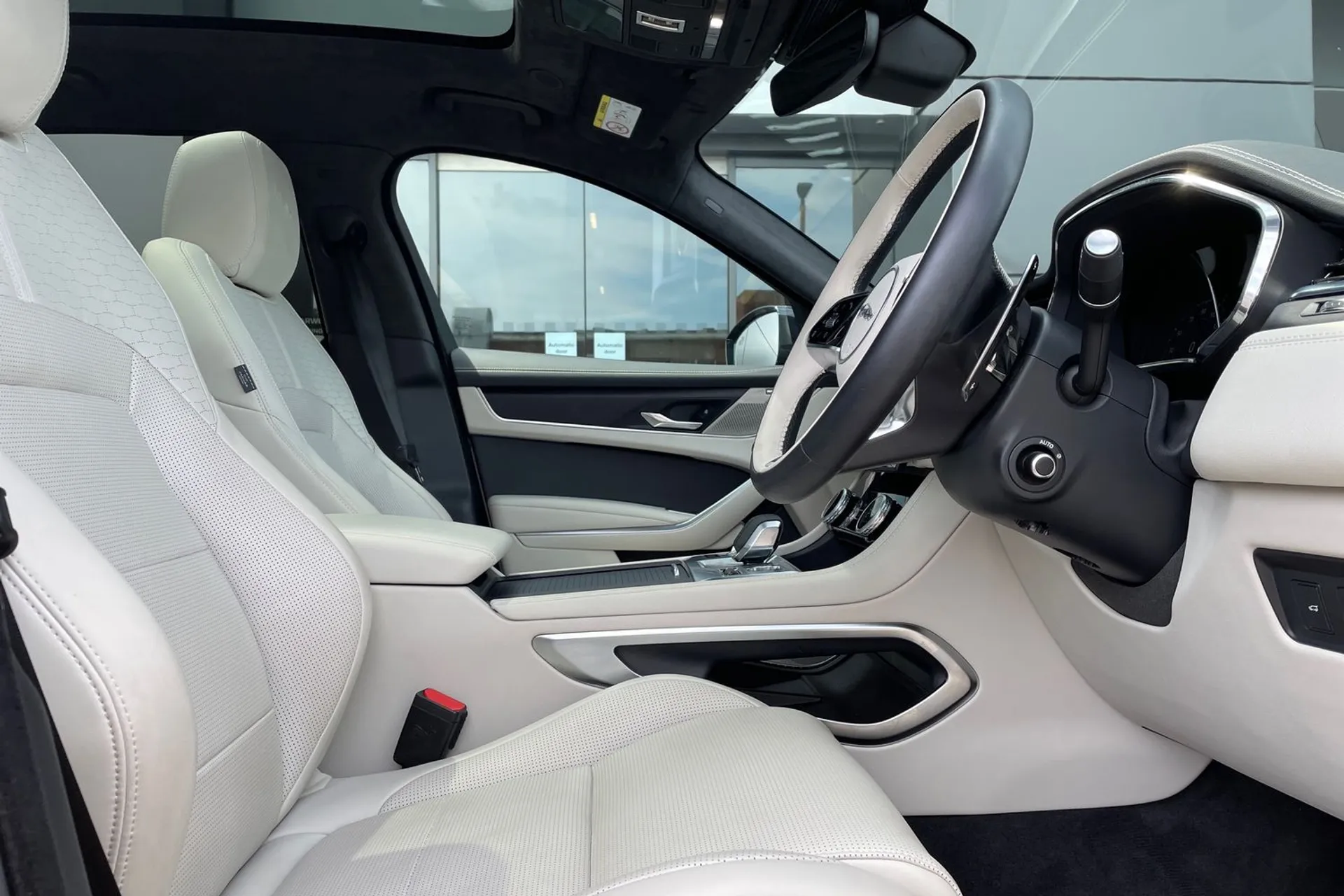 Jaguar F-PACE thumbnail image number 18