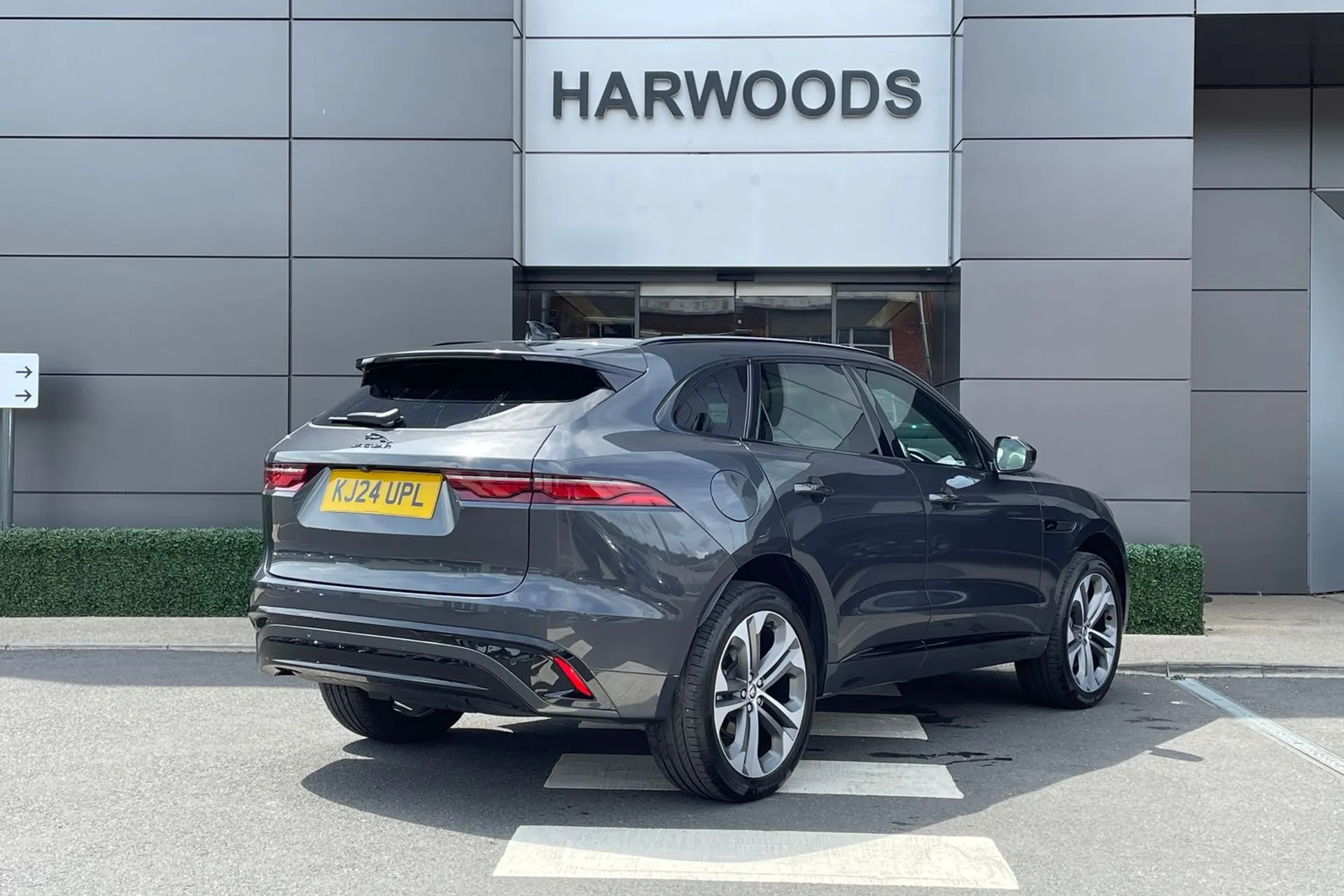 Jaguar F-PACE thumbnail image number 6