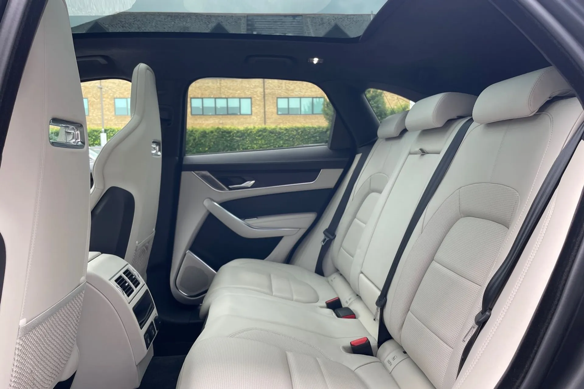 Jaguar F-PACE thumbnail image number 40