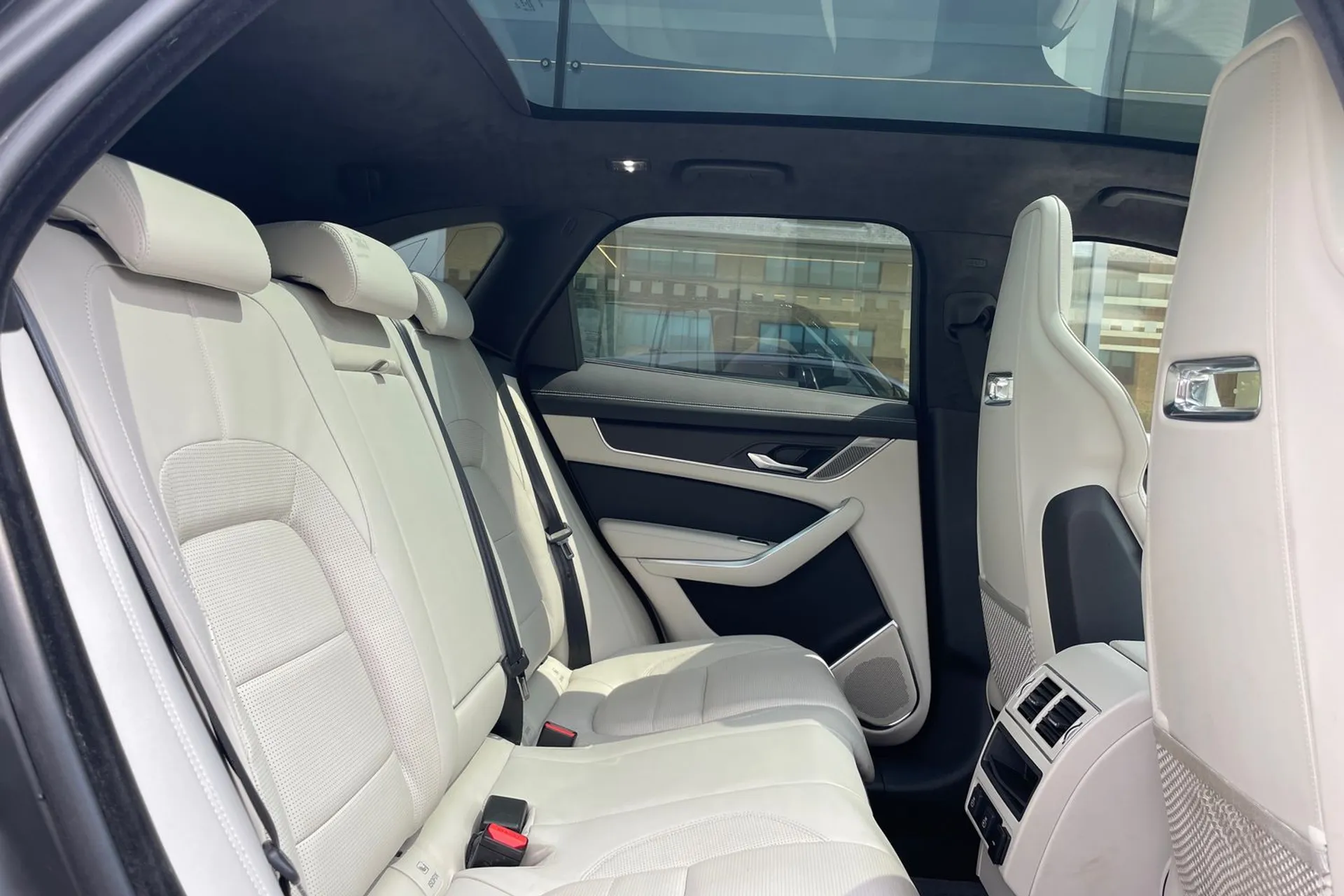 Jaguar F-PACE thumbnail image number 32