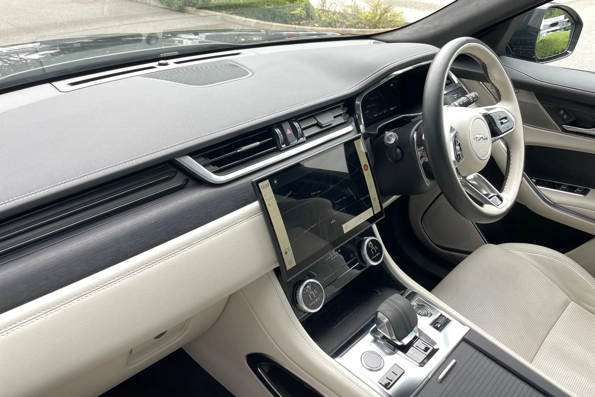 Jaguar F-PACE thumbnail image number 38