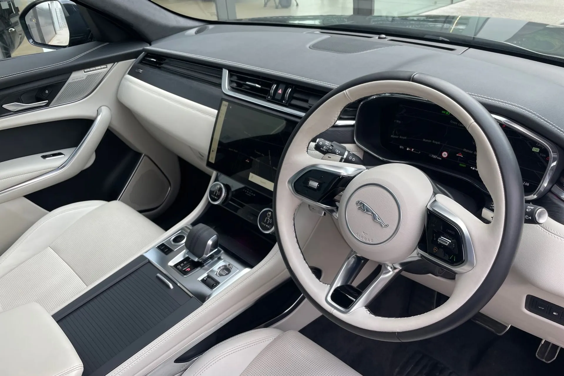 Jaguar F-PACE thumbnail image number 37