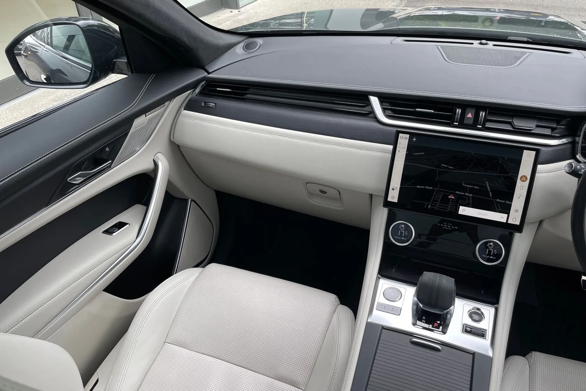 Jaguar F-PACE thumbnail image number 23