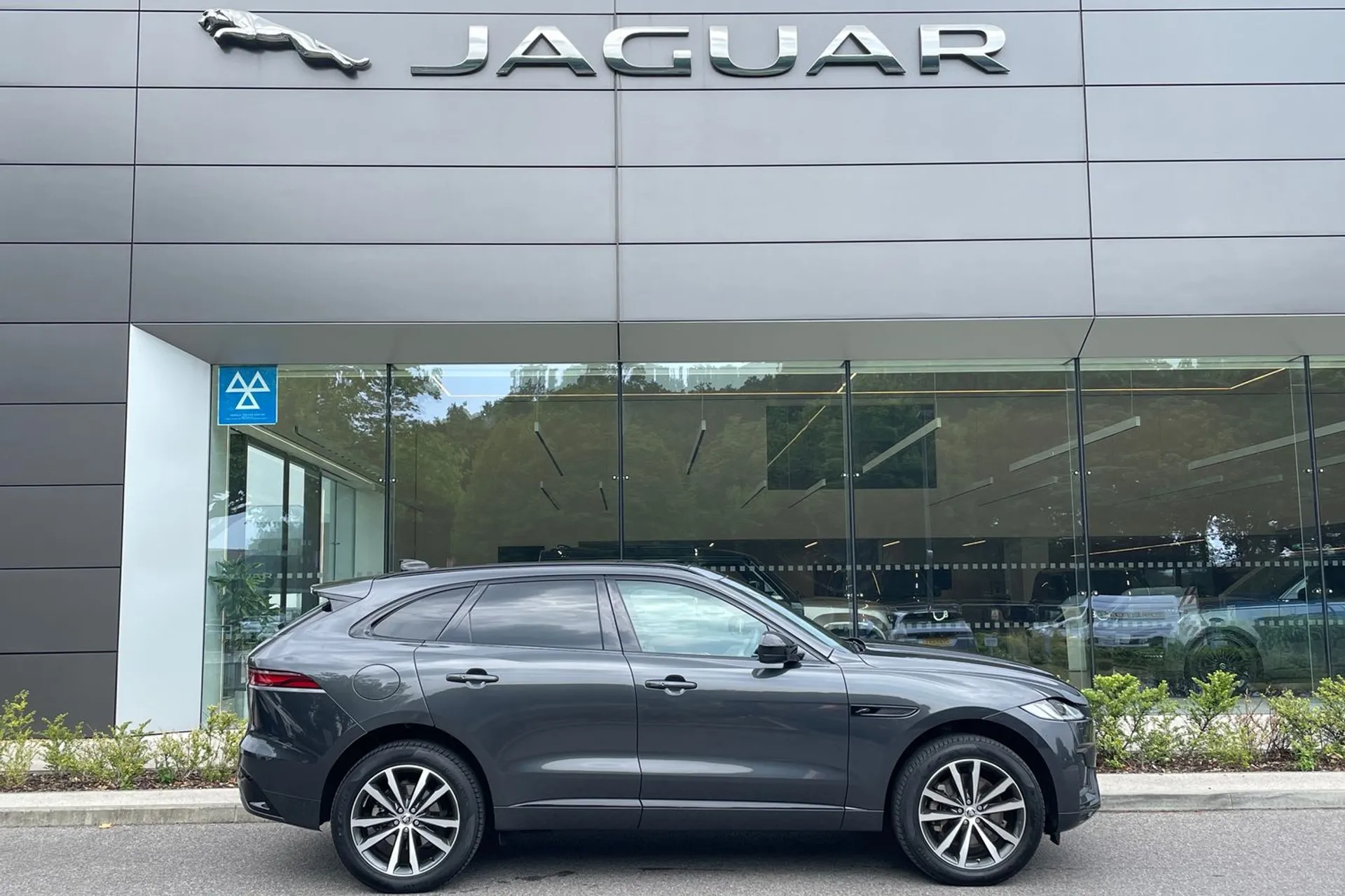 Jaguar F-PACE thumbnail image number 2