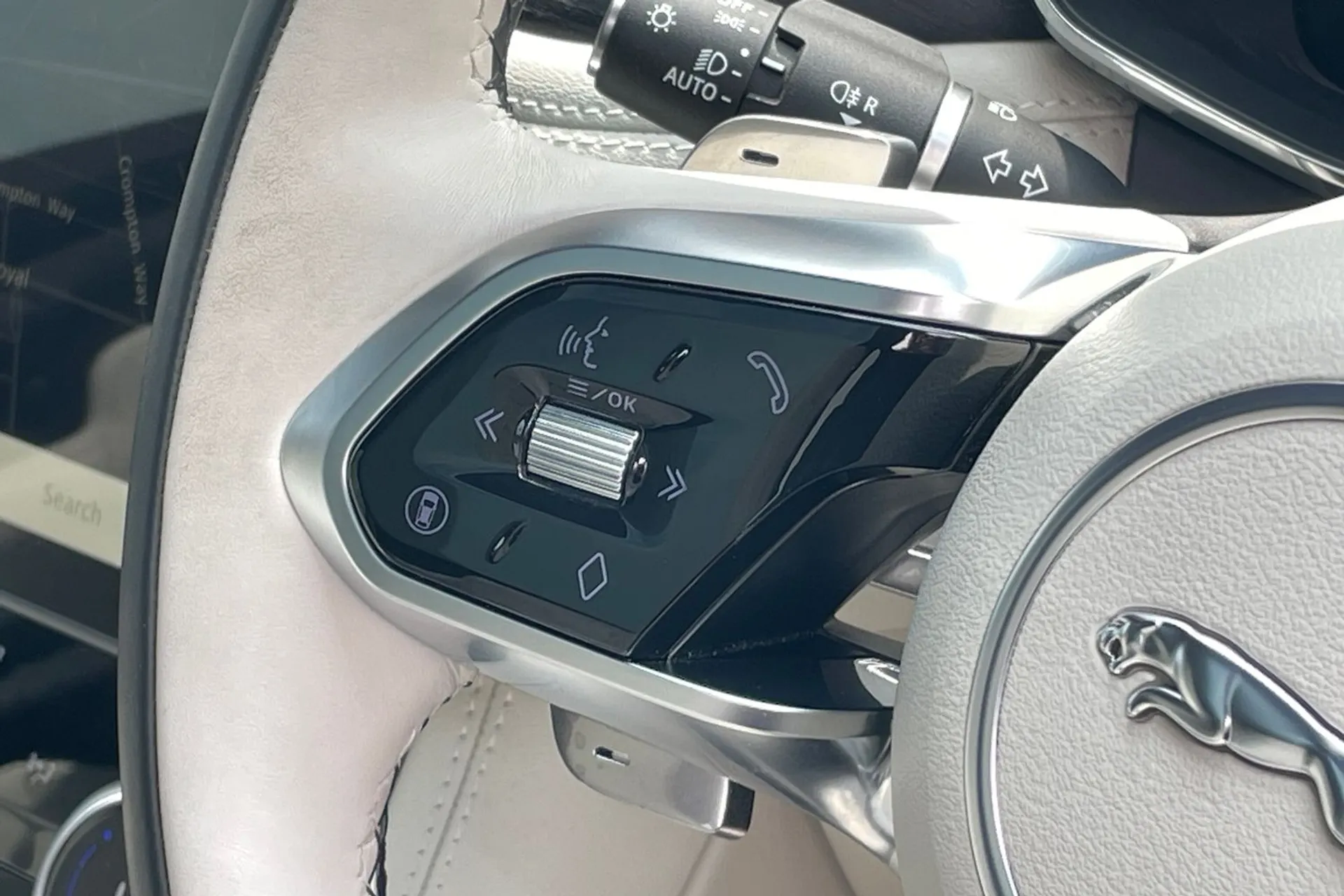 Jaguar F-PACE thumbnail image number 41