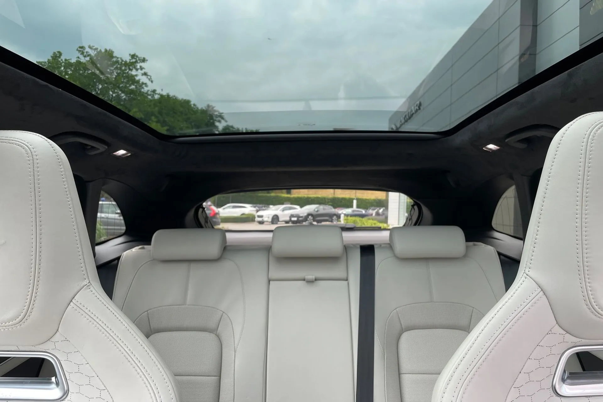 Jaguar F-PACE thumbnail image number 27