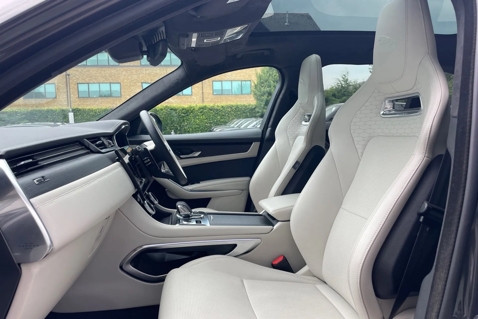 Jaguar F-PACE thumbnail image number 39