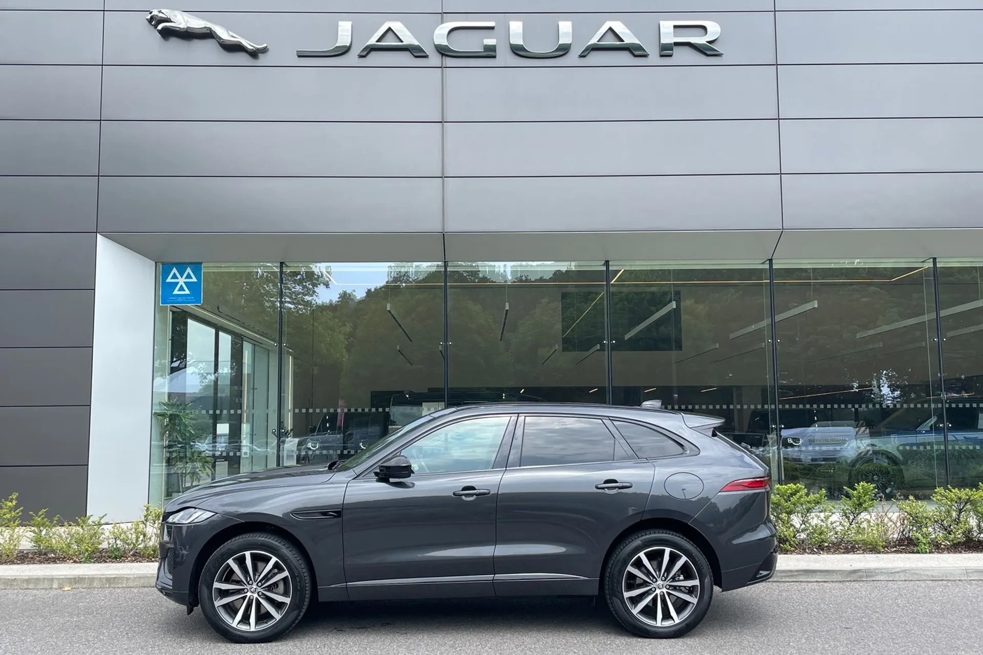 Jaguar F-PACE thumbnail image number 8