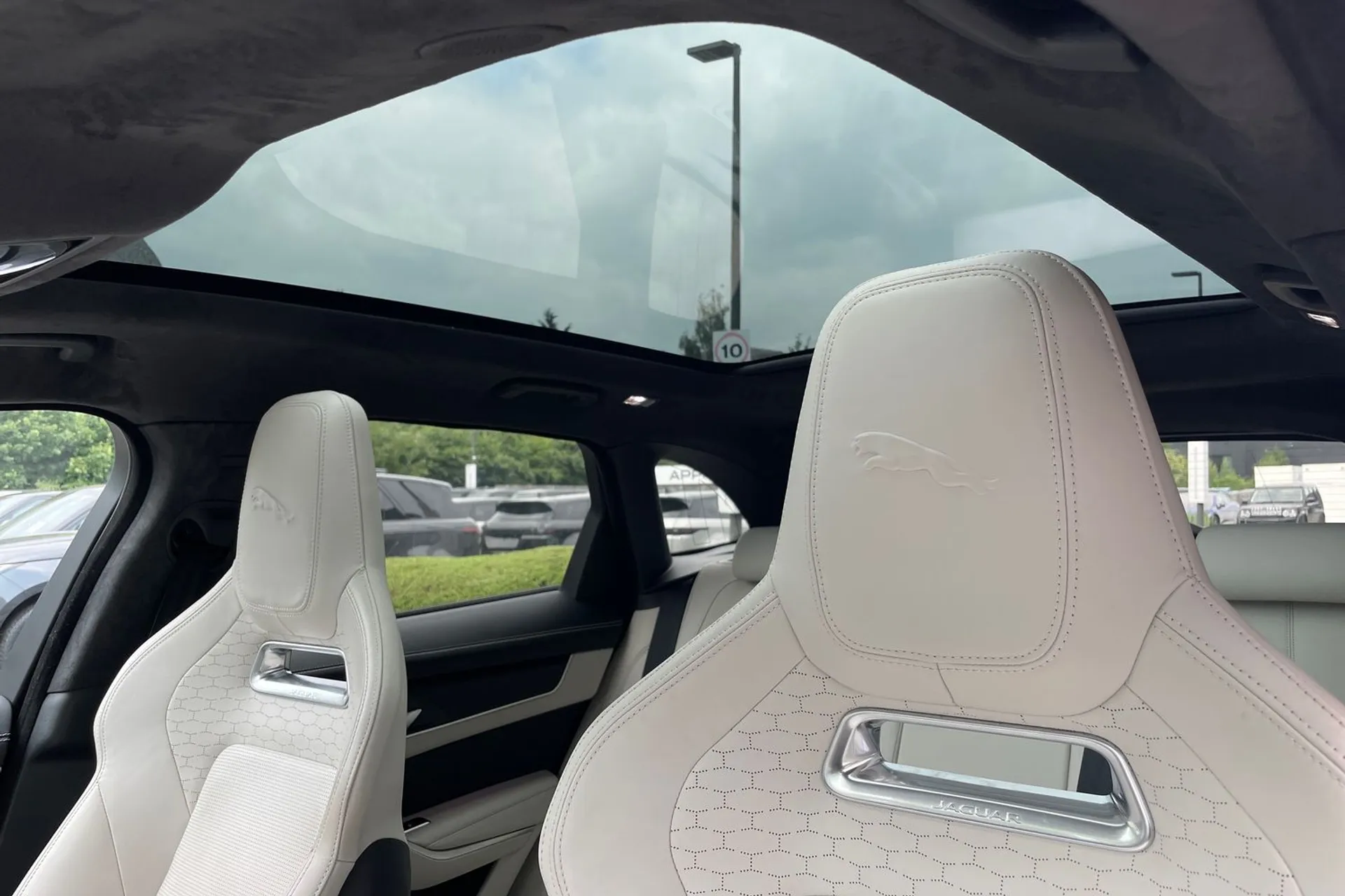 Jaguar F-PACE thumbnail image number 6