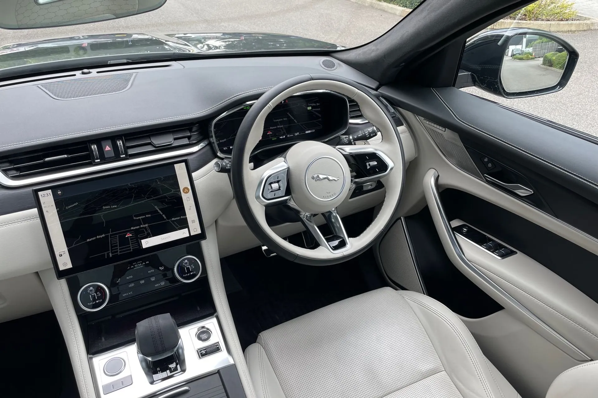 Jaguar F-PACE thumbnail image number 26