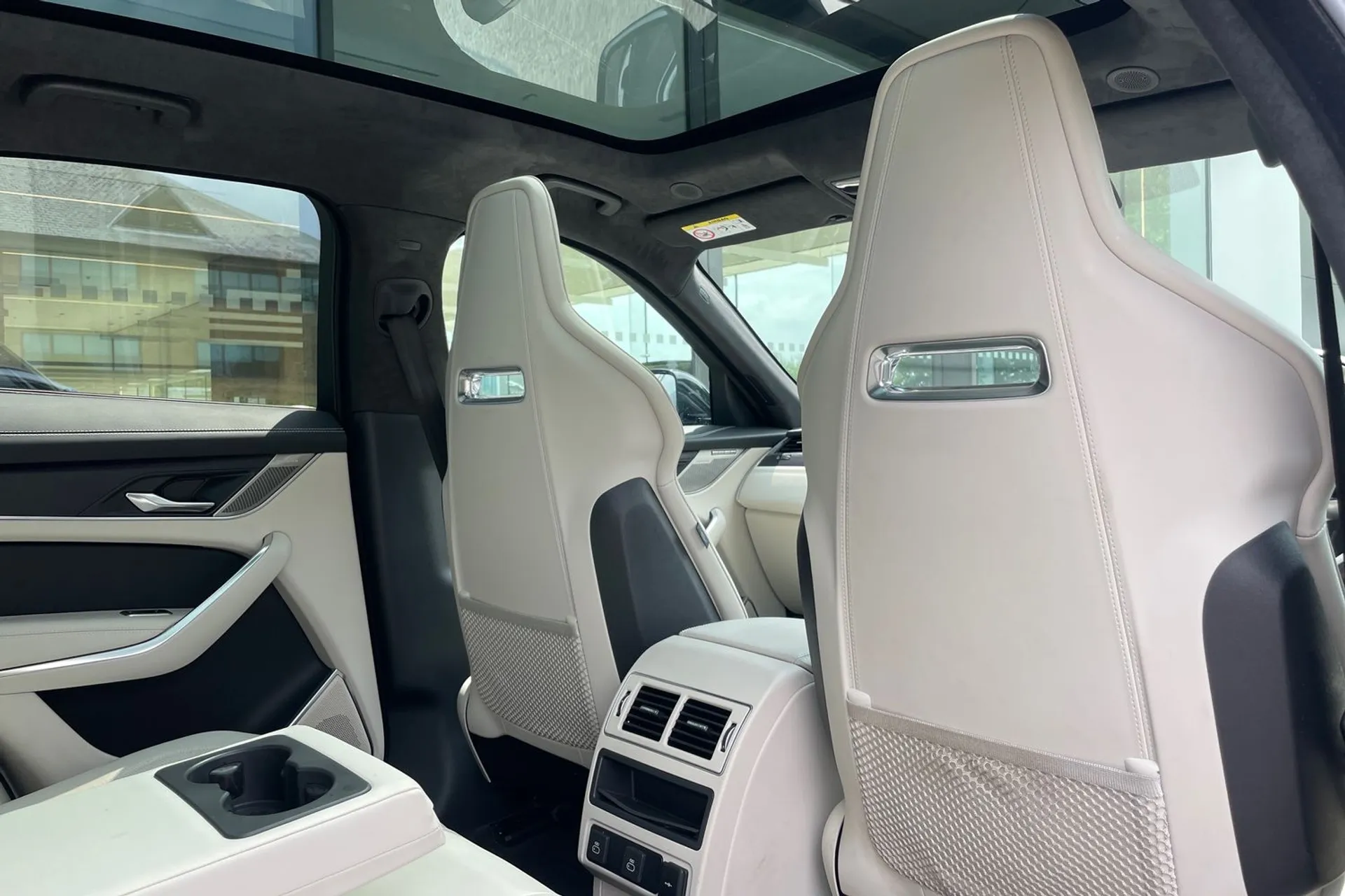 Jaguar F-PACE thumbnail image number 33