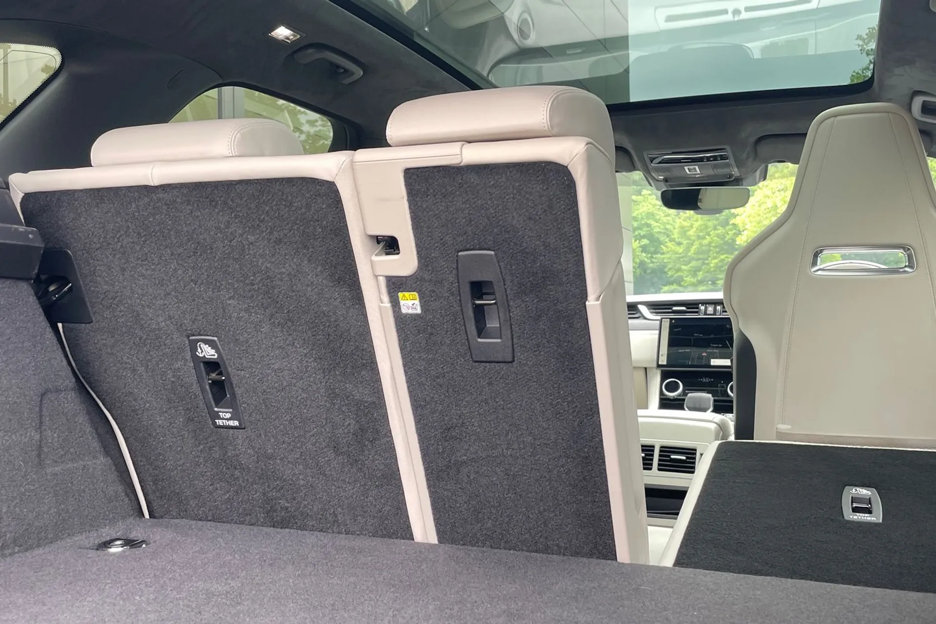 Jaguar F-PACE thumbnail image number 30