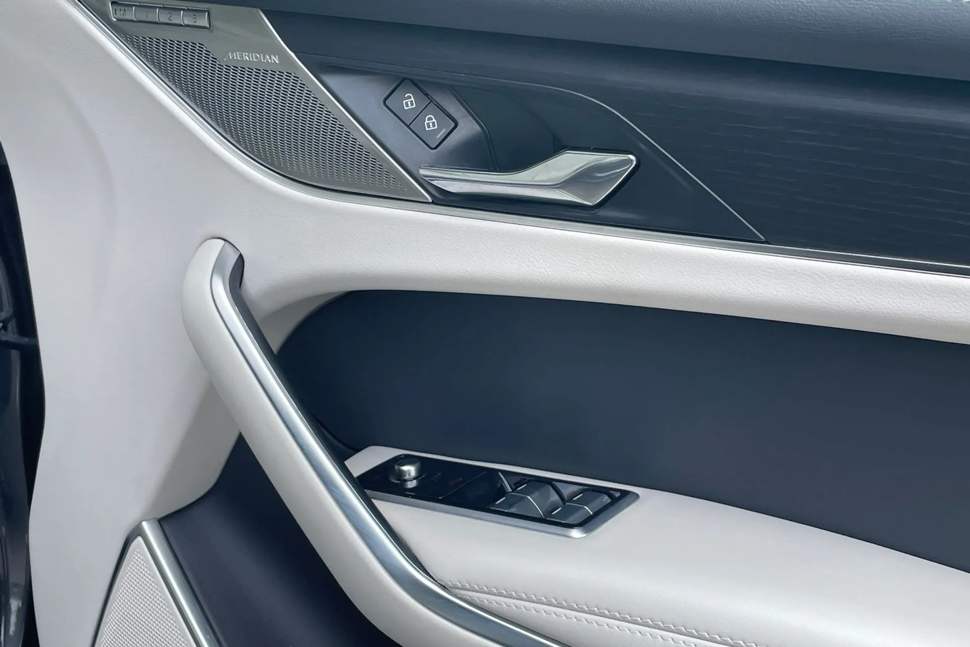Jaguar F-PACE thumbnail image number 49