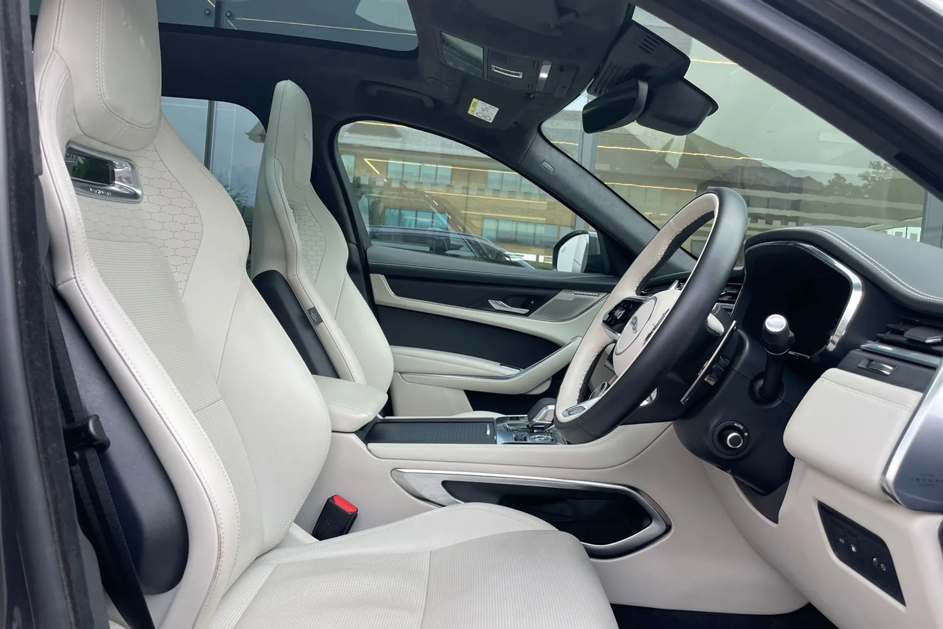 Jaguar F-PACE thumbnail image number 36