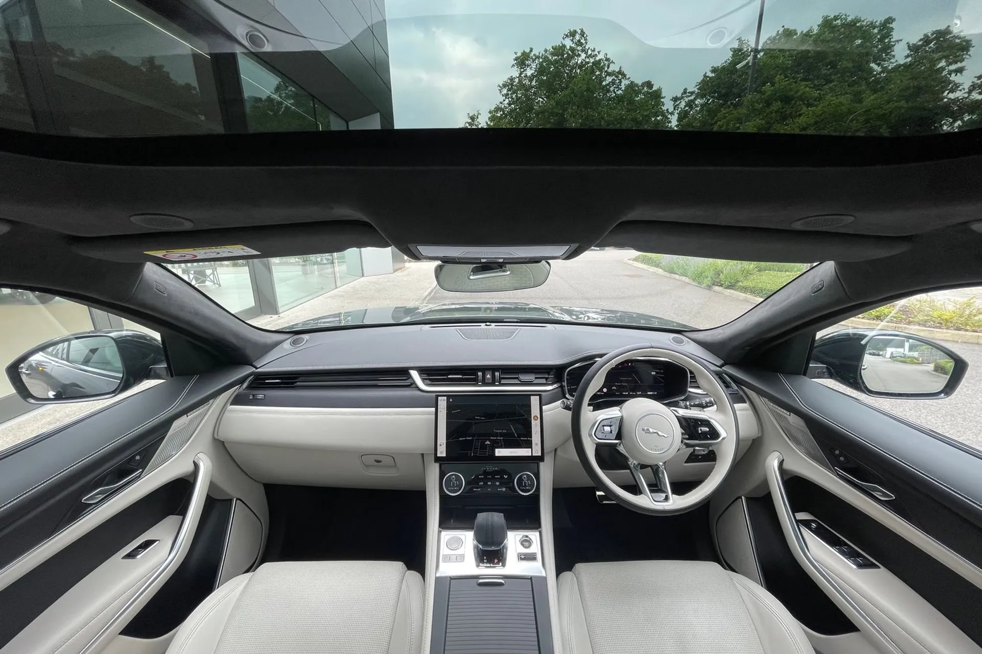 Jaguar F-PACE thumbnail image number 3