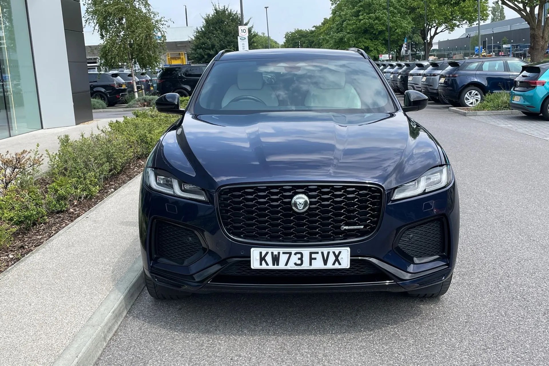 Jaguar F-PACE thumbnail image number 15