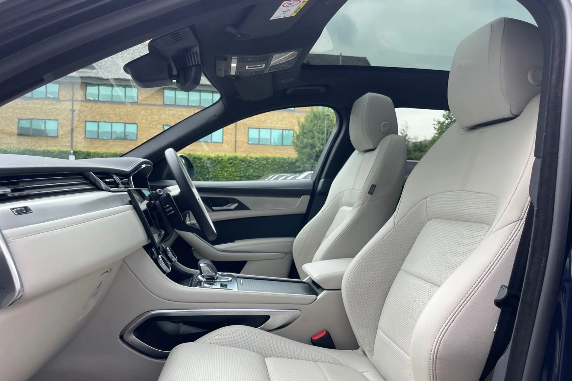 Jaguar F-PACE thumbnail image number 41