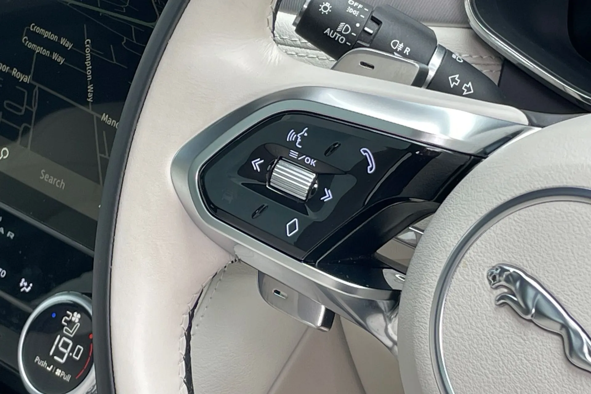Jaguar F-PACE thumbnail image number 42
