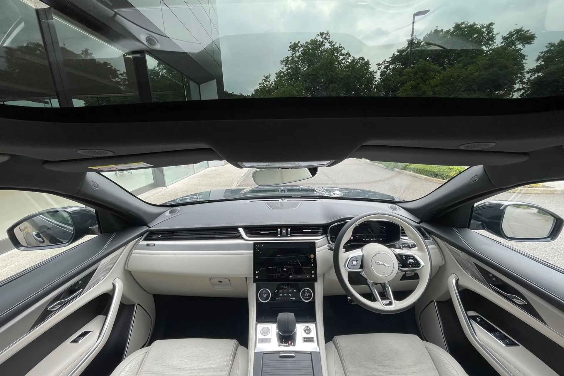 Jaguar F-PACE thumbnail image number 3