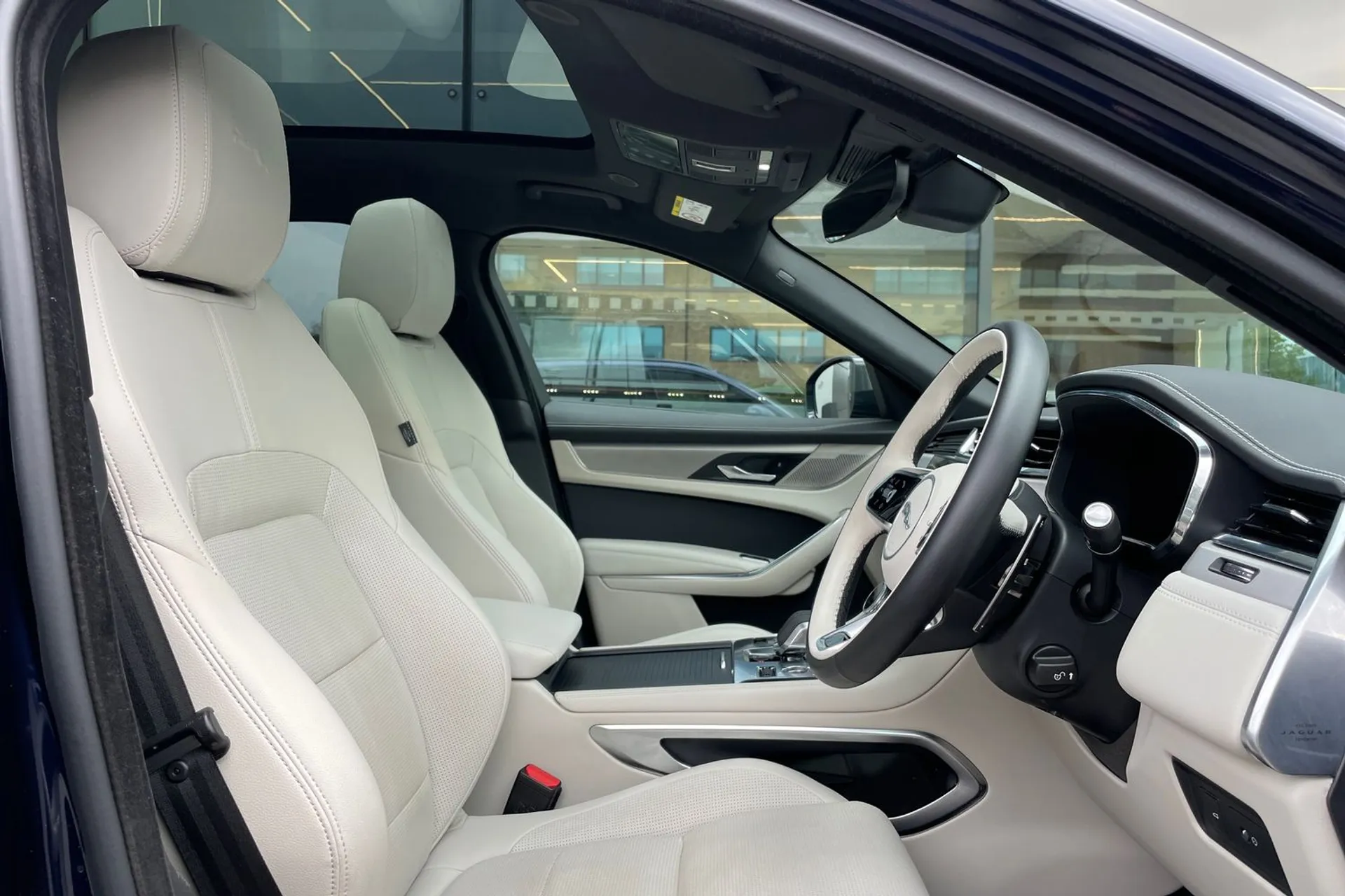 Jaguar F-PACE thumbnail image number 39