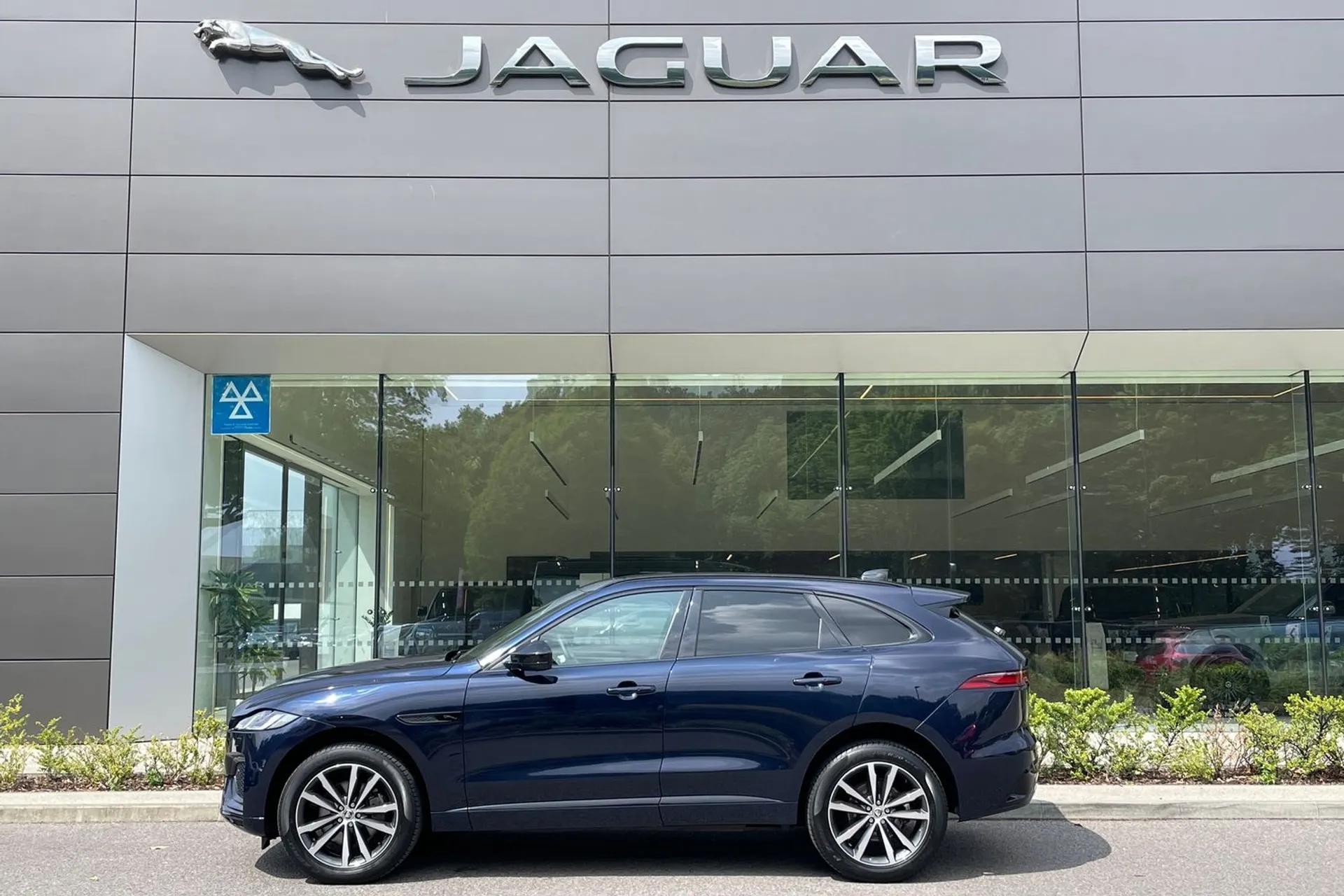 Jaguar F-PACE thumbnail image number 8