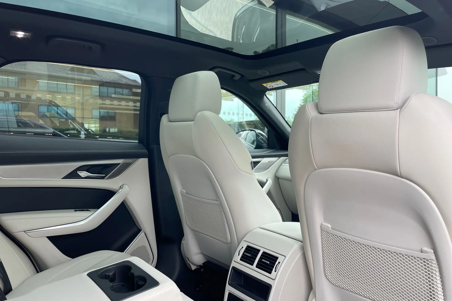 Jaguar F-PACE thumbnail image number 34