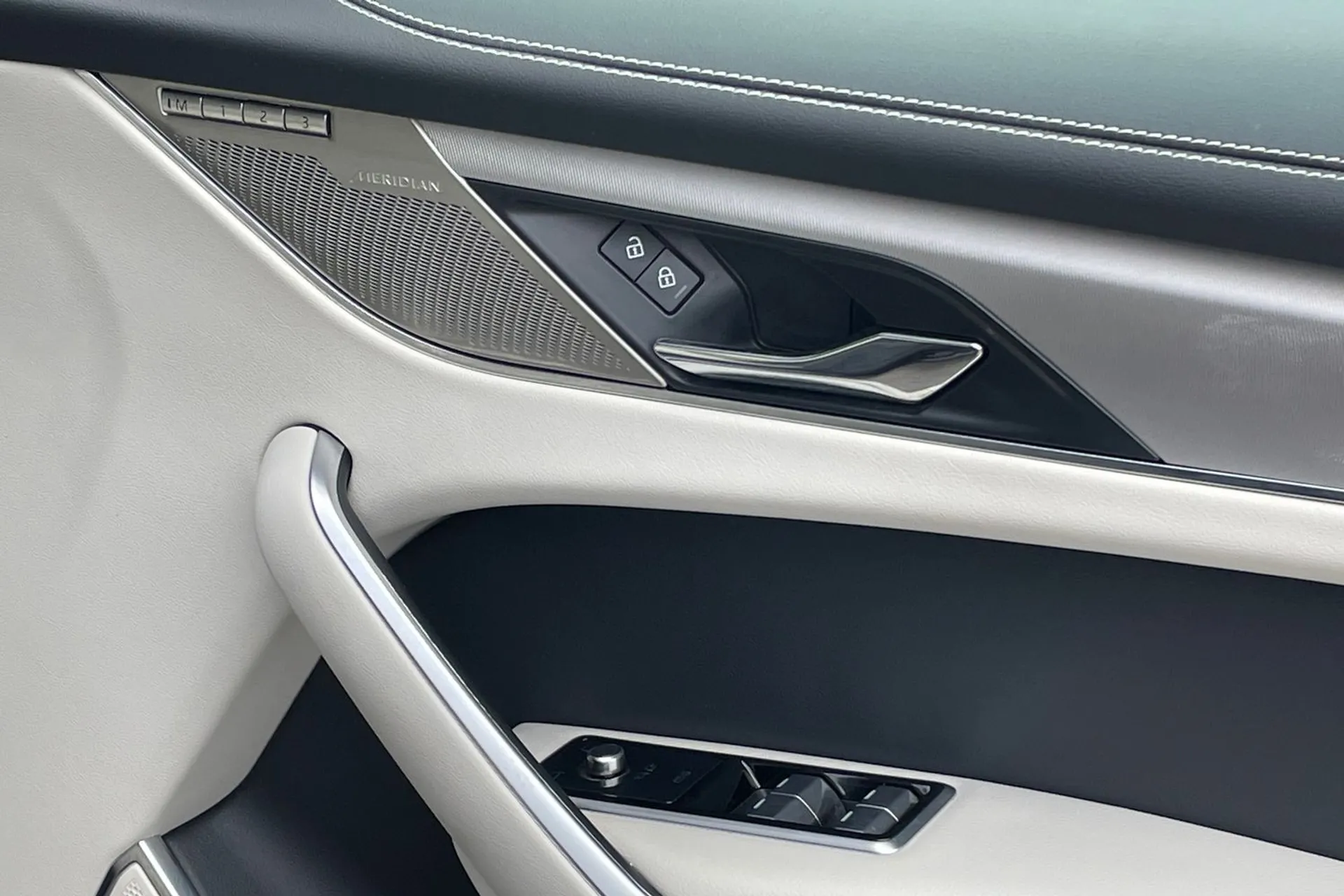 Jaguar F-PACE thumbnail image number 23