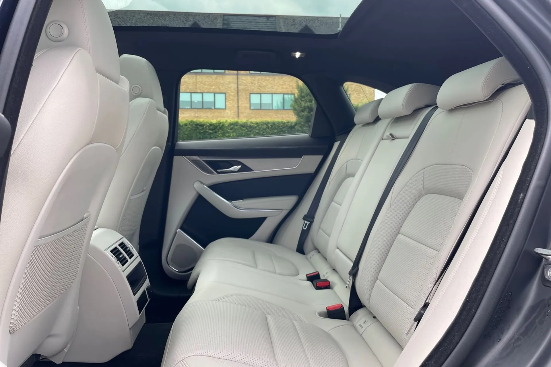 Jaguar F-PACE thumbnail image number 37