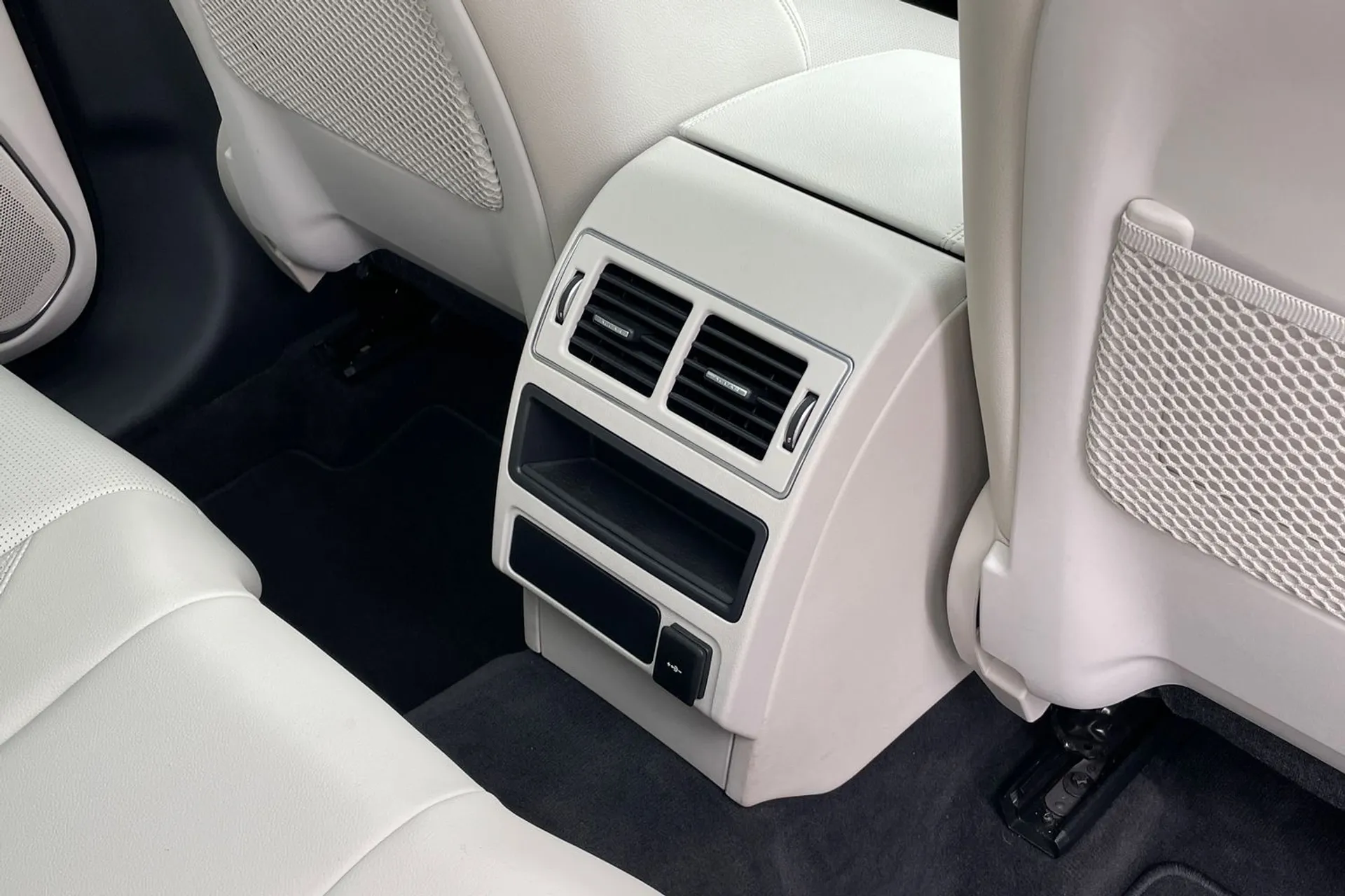 Jaguar F-PACE thumbnail image number 35
