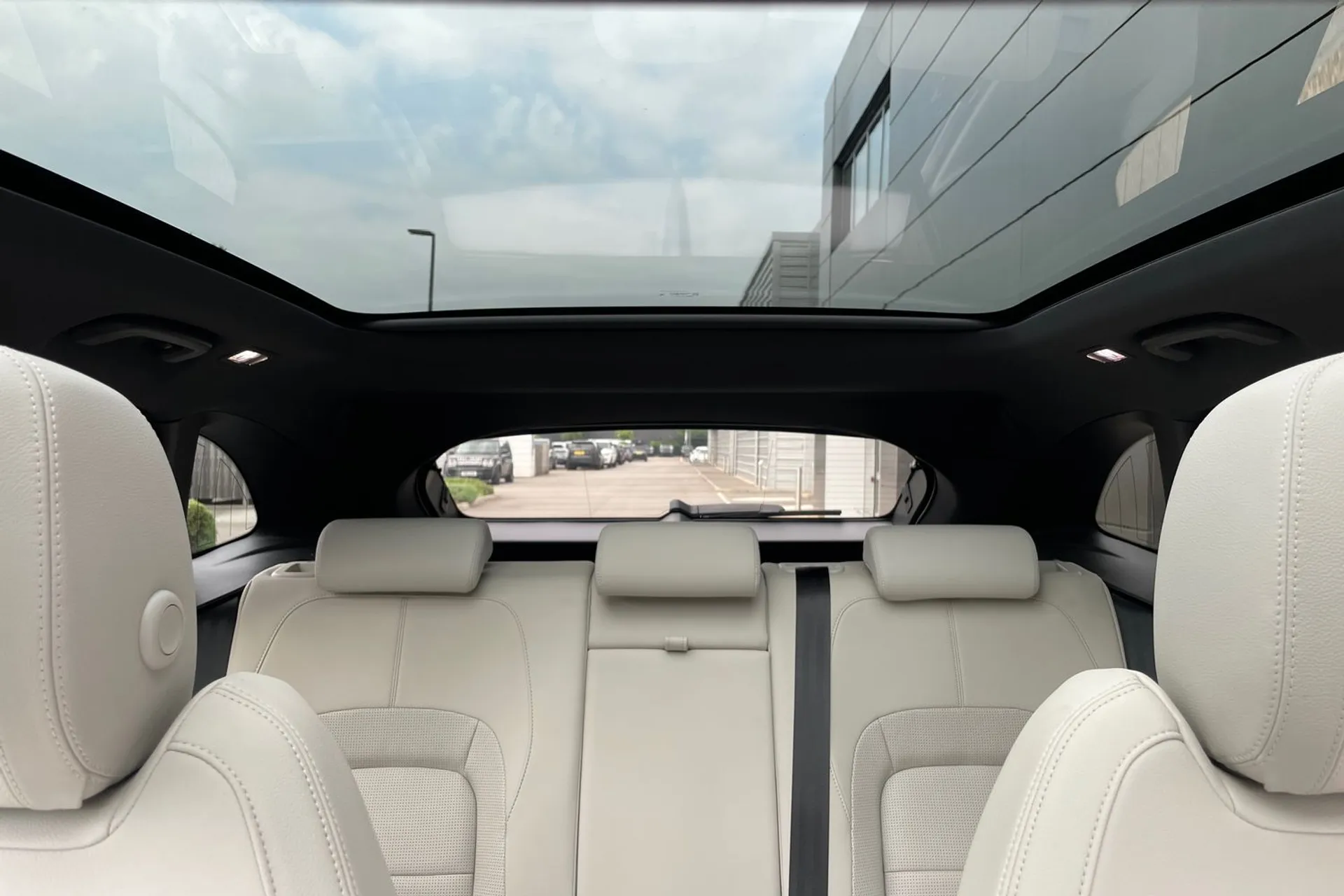 Jaguar F-PACE thumbnail image number 24