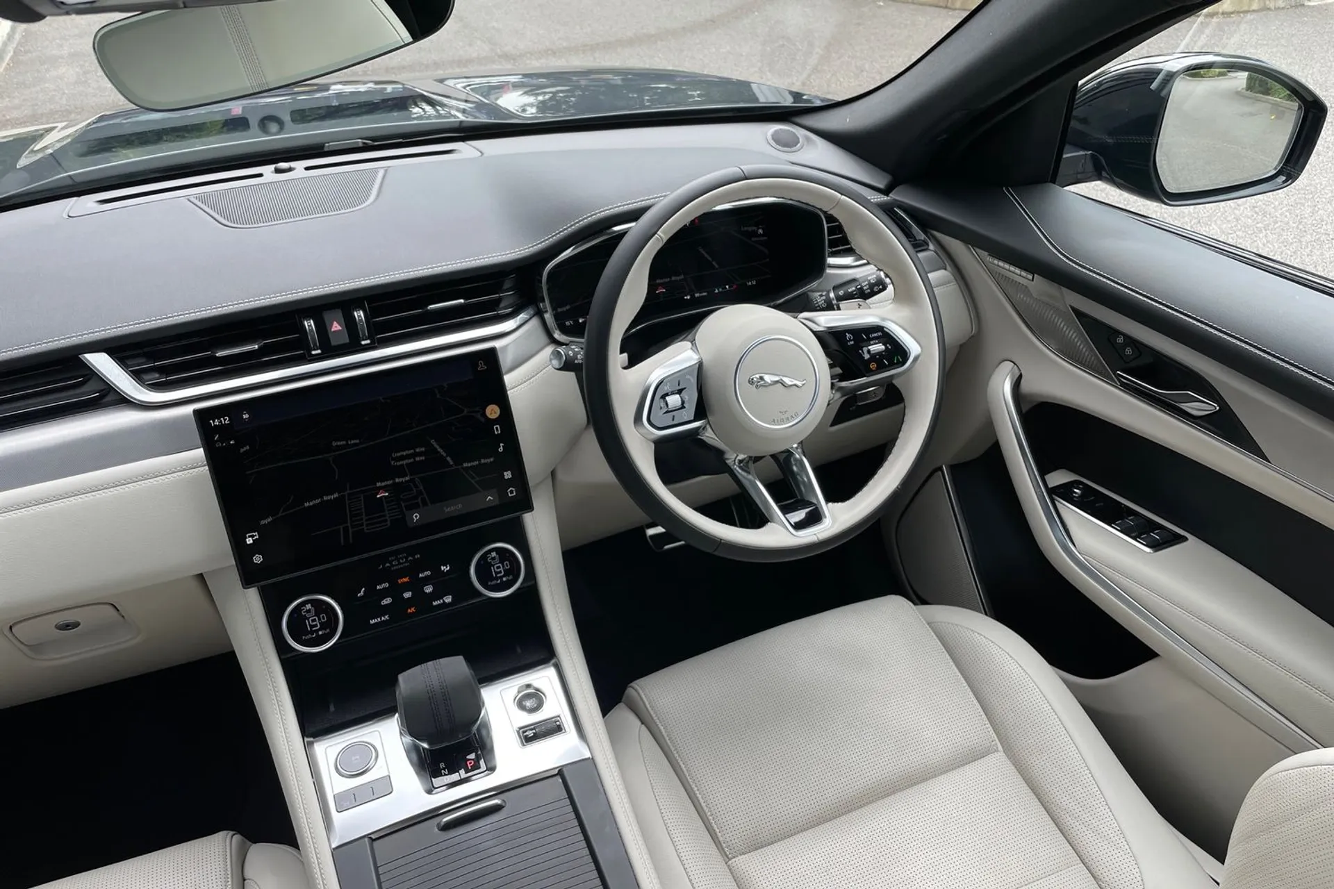 Jaguar F-PACE thumbnail image number 22