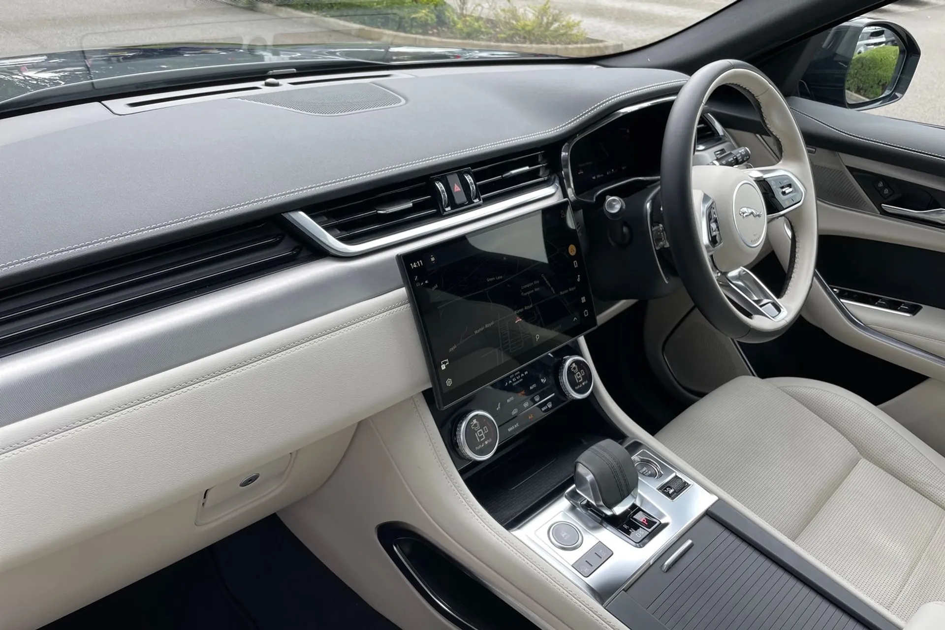 Jaguar F-PACE thumbnail image number 40