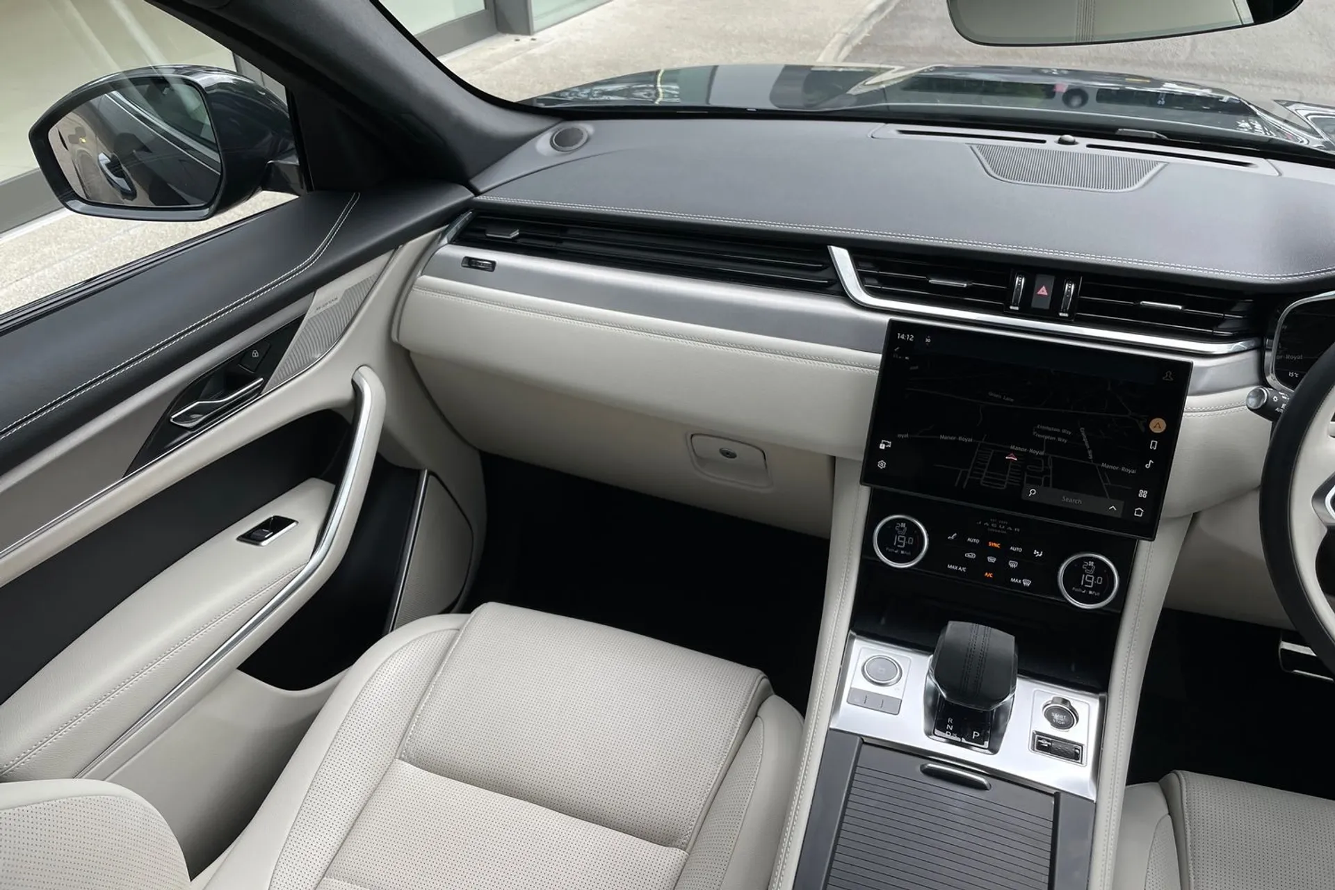 Jaguar F-PACE thumbnail image number 19