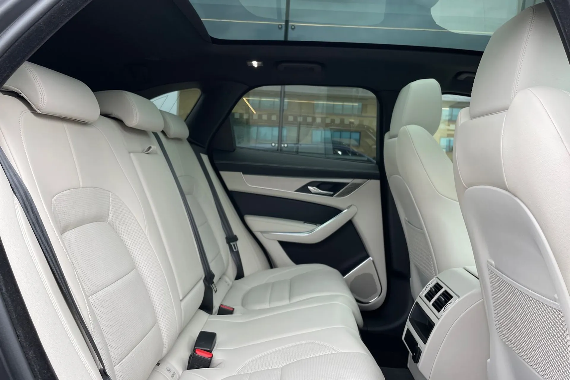 Jaguar F-PACE thumbnail image number 33