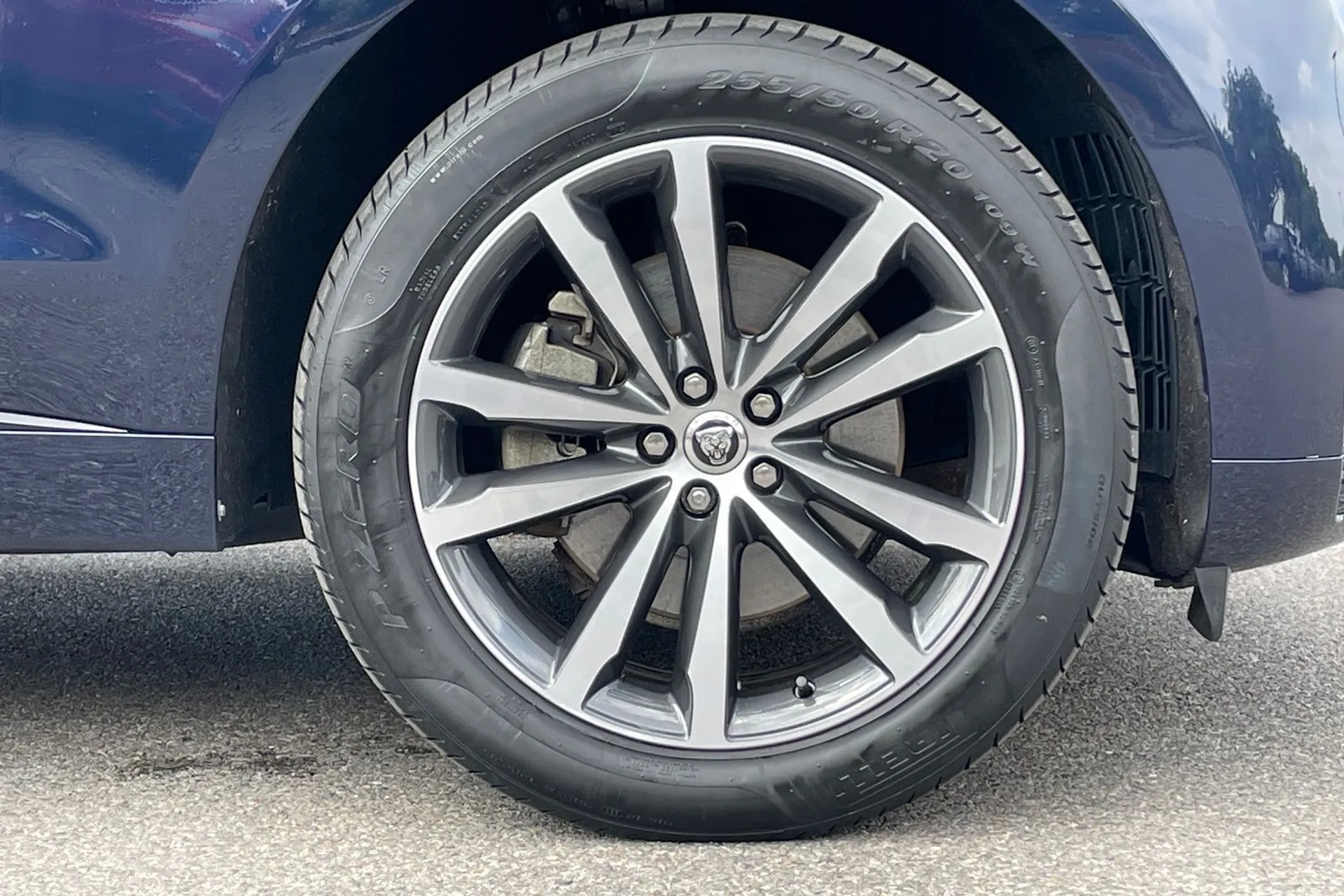 Jaguar F-PACE thumbnail image number 16