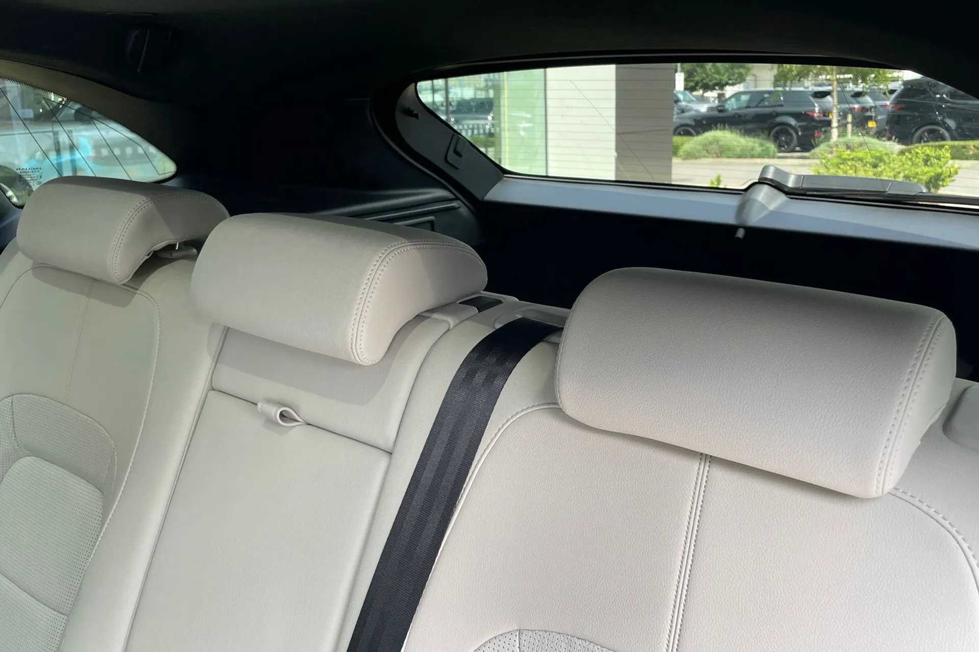Jaguar F-PACE thumbnail image number 25