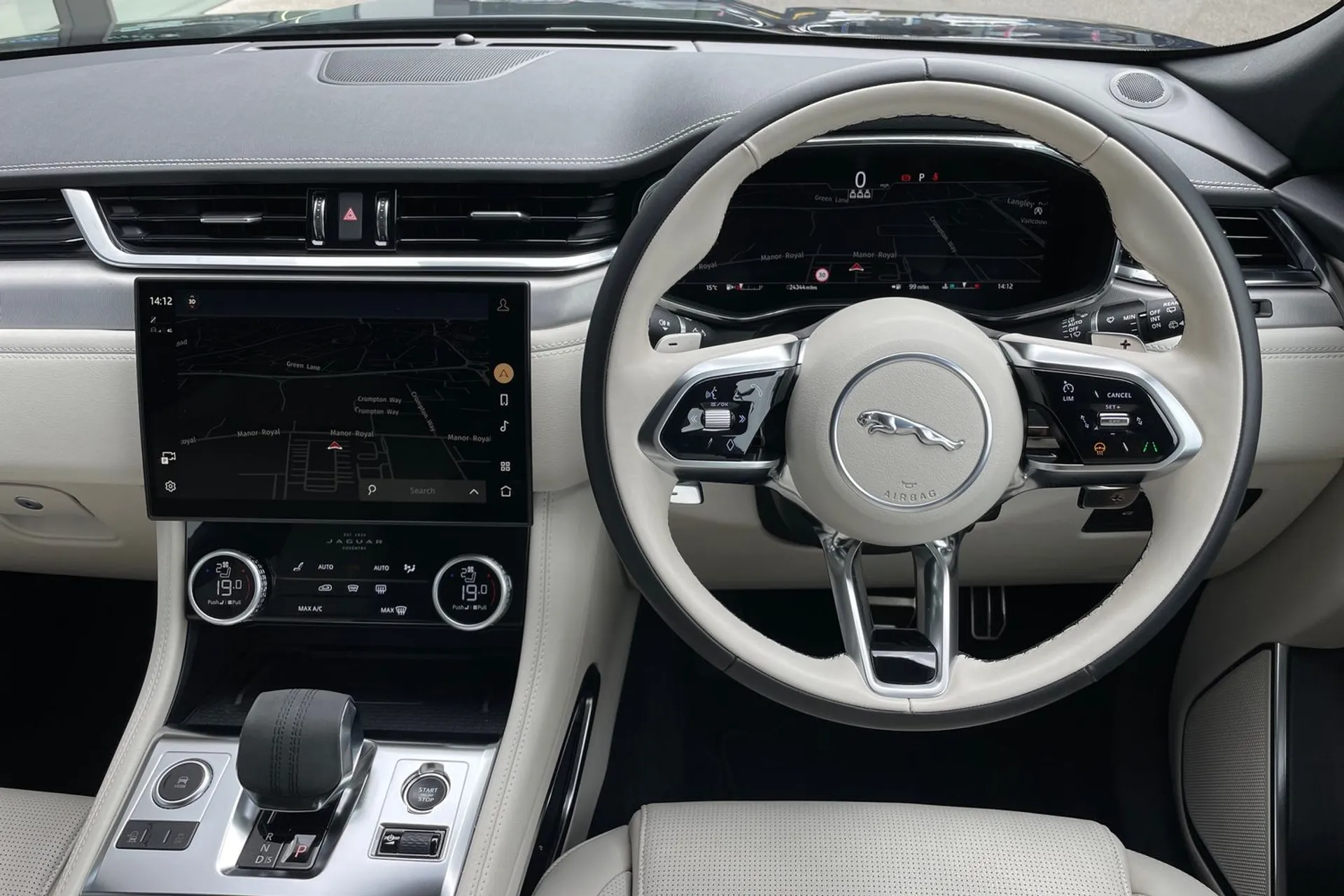 Jaguar F-PACE thumbnail image number 21