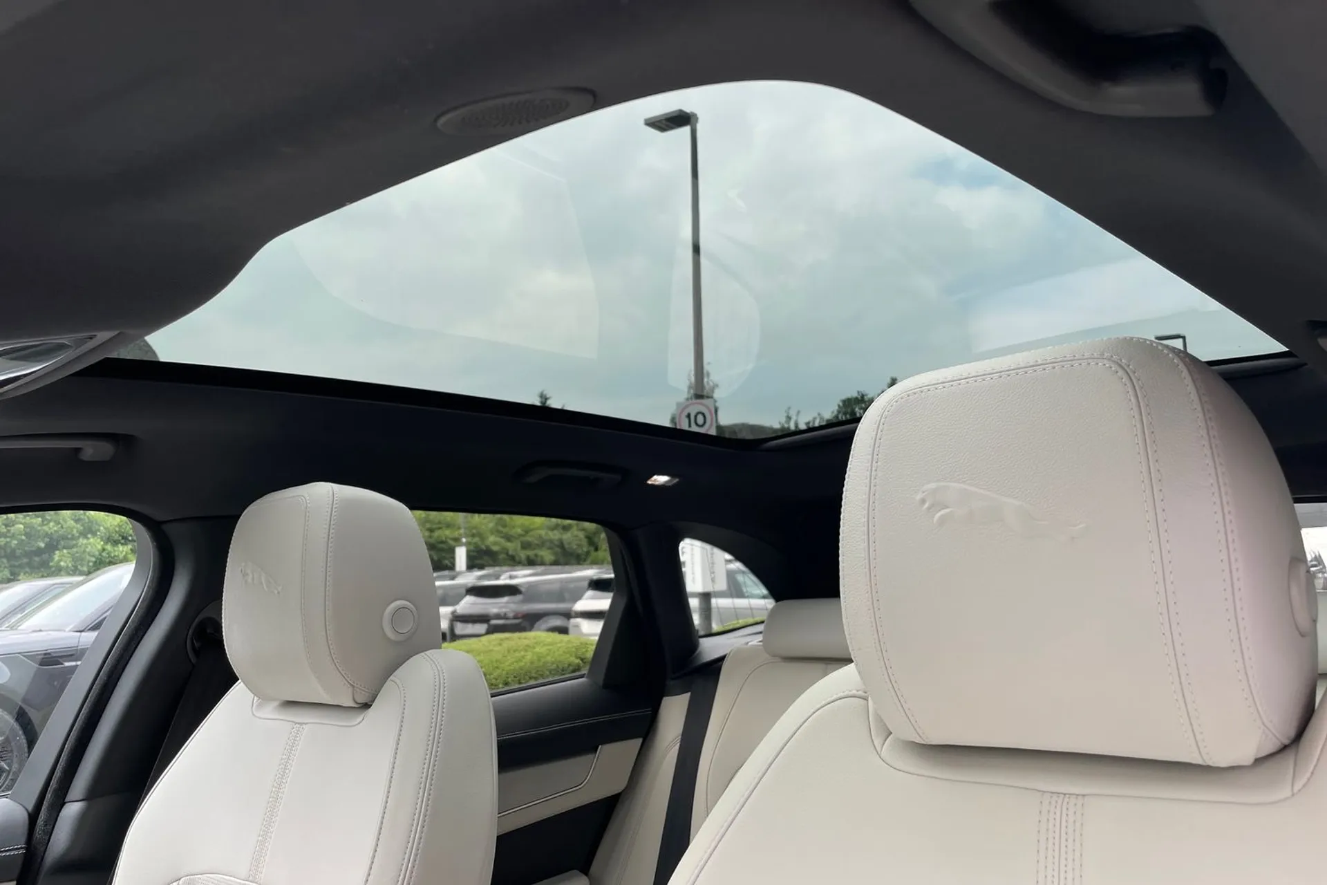 Jaguar F-PACE thumbnail image number 4